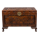 Coffre en bois sculpté