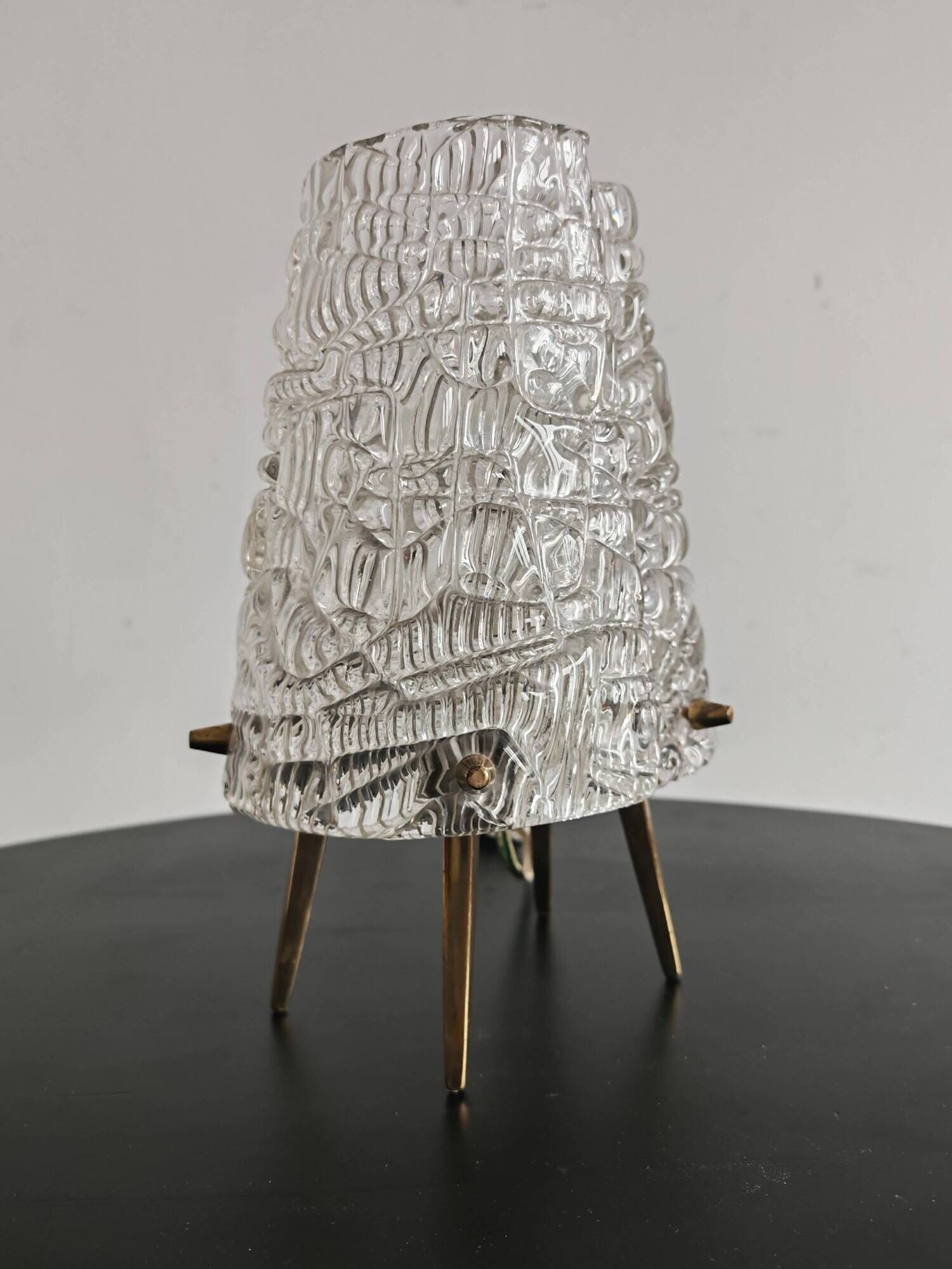 Lampe de table MCM "2/2" par JT. Kalmar en verre texturé et socle en laiton