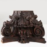 Un ancien chapiteau de colonne corinthienne sculpté à la main, France, XVIIIe siècle
