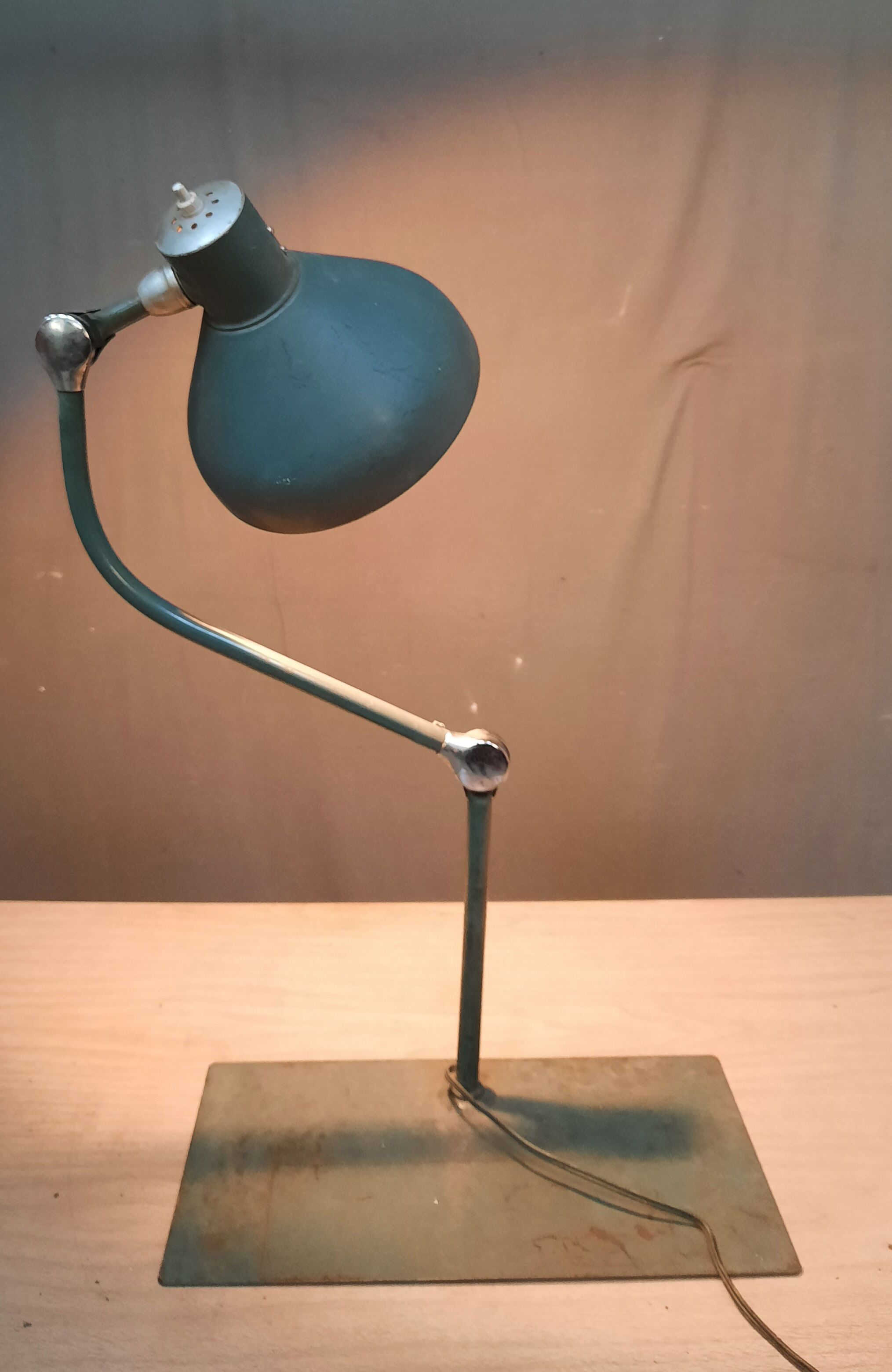 Articulated metal industrial lamp