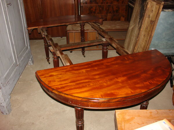 Table 6 pieds à bandeau époque Louis Philippe en acajou de cuba