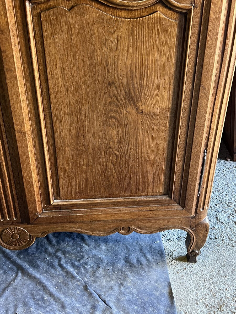 Norman Cauchoise wardrobe in medium oak, carved from the 19th century with a gendarme hat top.