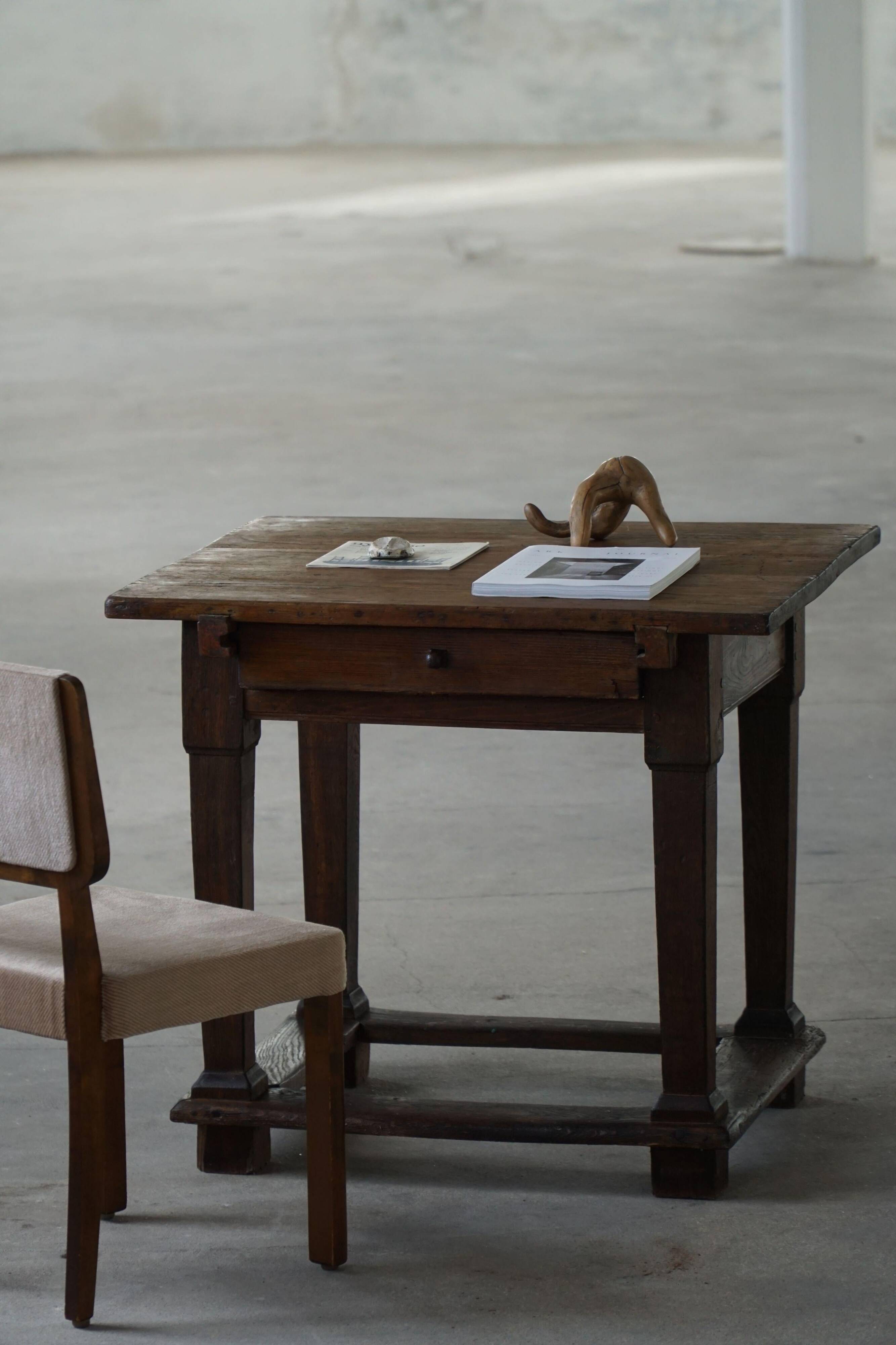 Primitive side table from the early 19th century in pine, Danish baroque cabinetmaker.