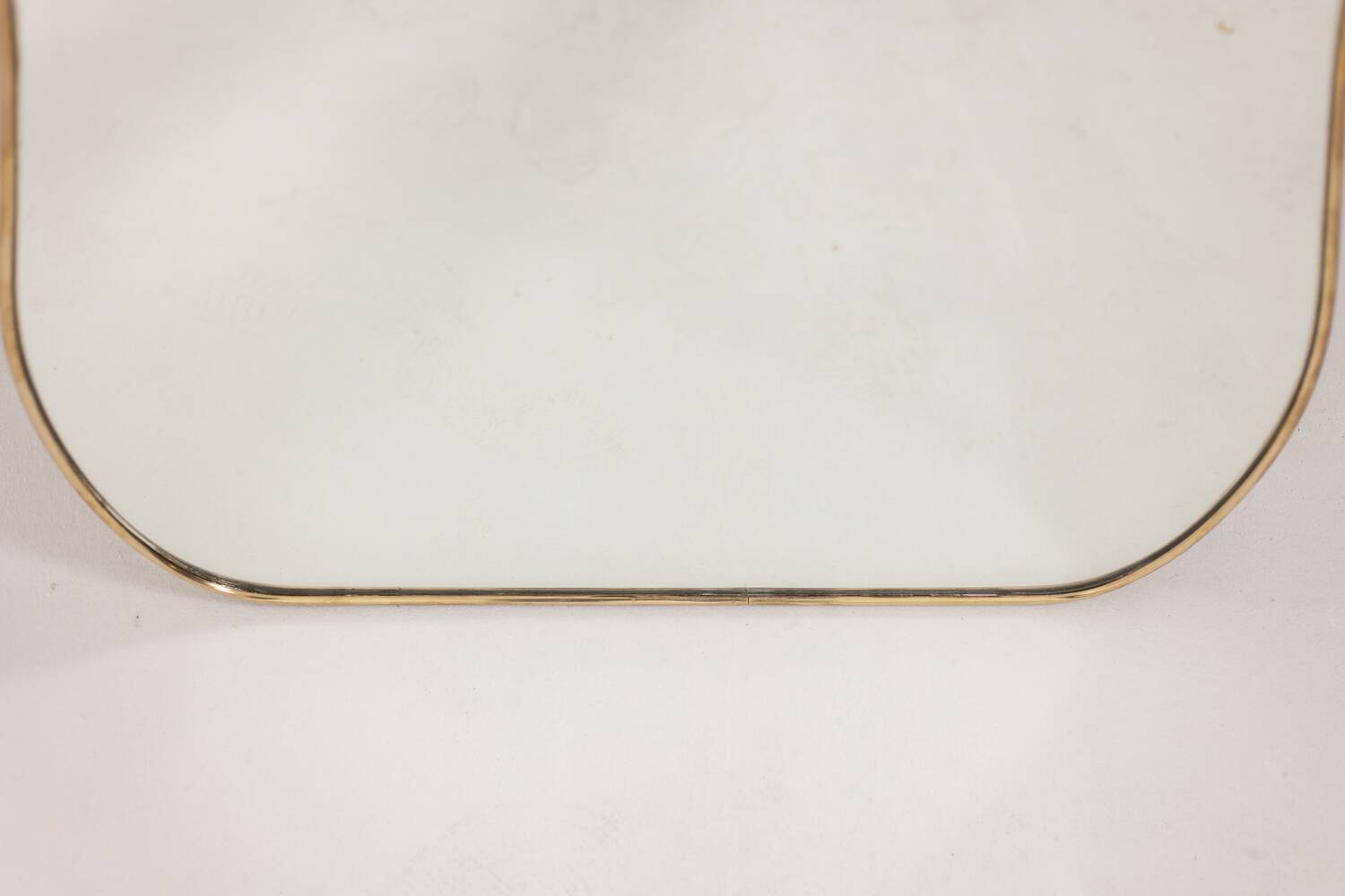 Paire de miroirs dans le goût de Gio Ponti. Circa 1970.