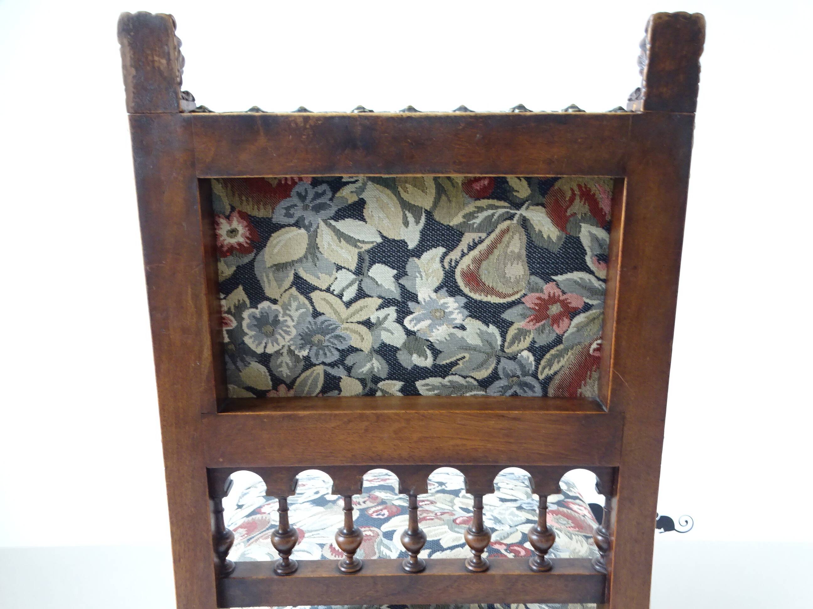 Series of 6 Renaissance style chairs in walnut wood