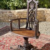 Fauteuil en chêne néogothique