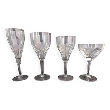 Ensemble de vingt-trois verres à boire en cristal attribué à Val Saint Lambert, Fr.