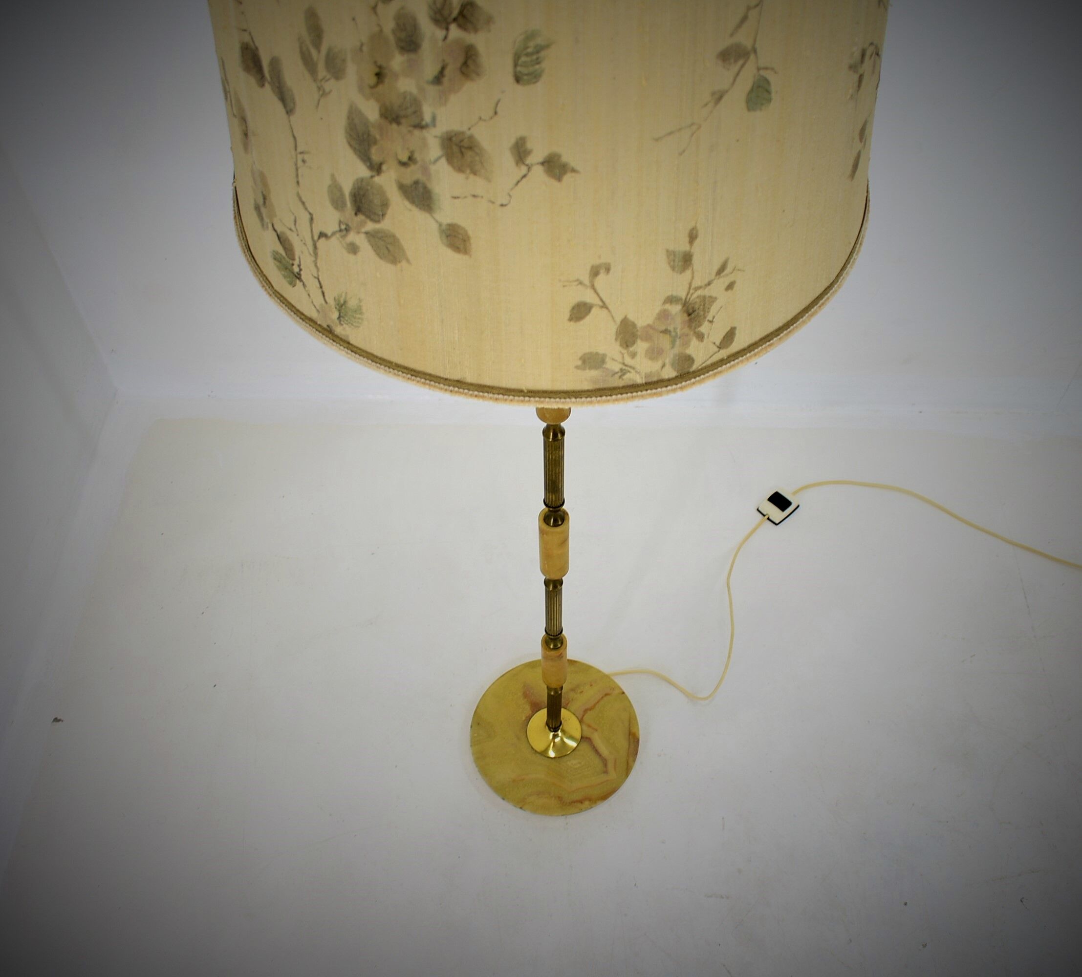 Czechoslovakia mid-century floor lamp in alabaster and brass, 1950s