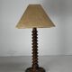 Lampe de table moderniste française en bois tourné dans le style de Charles Dudouyt, années 1930-1950