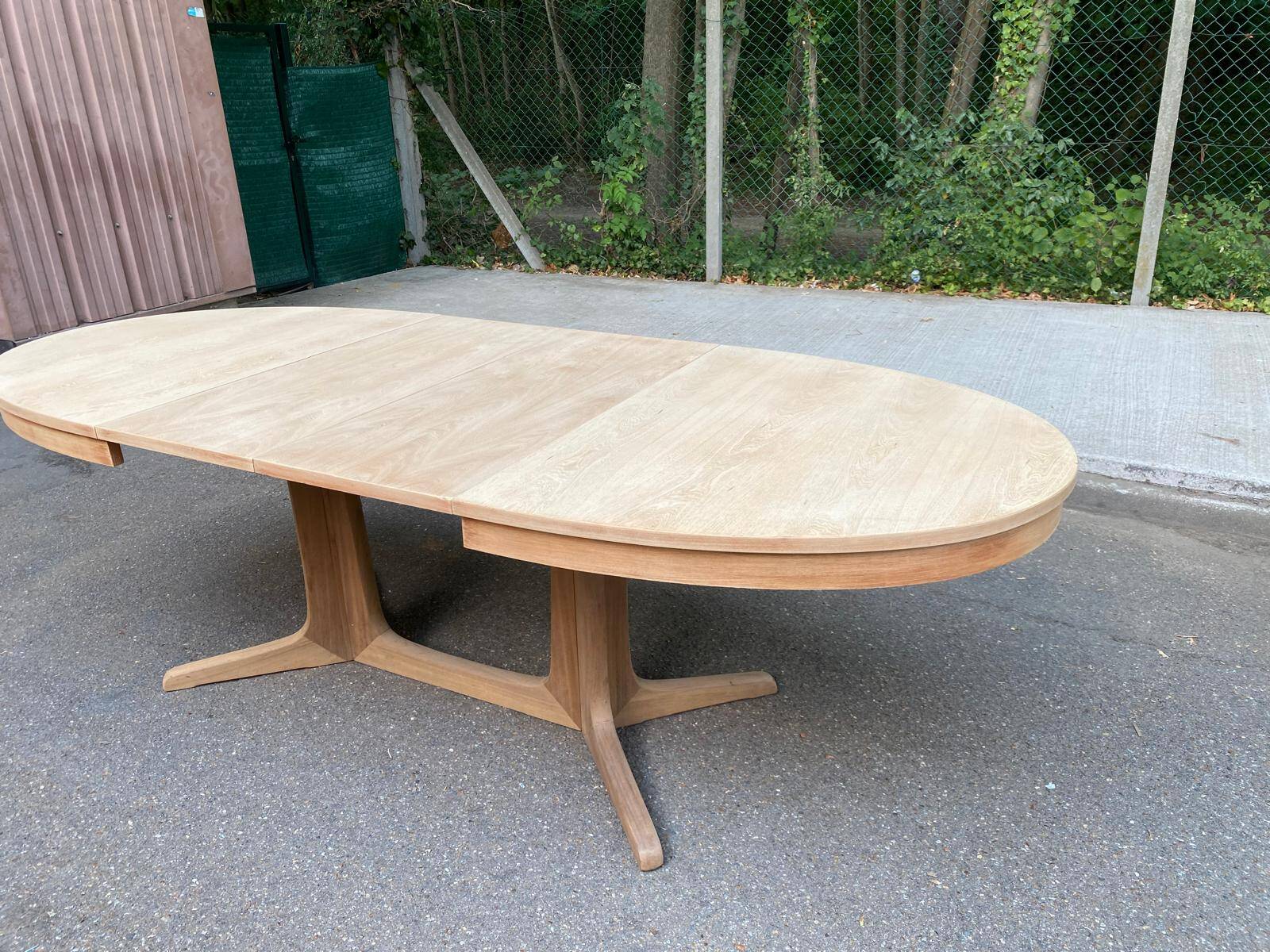 Table scandinave ovale extensible Baumann décapée en teck brut 240cm 1960