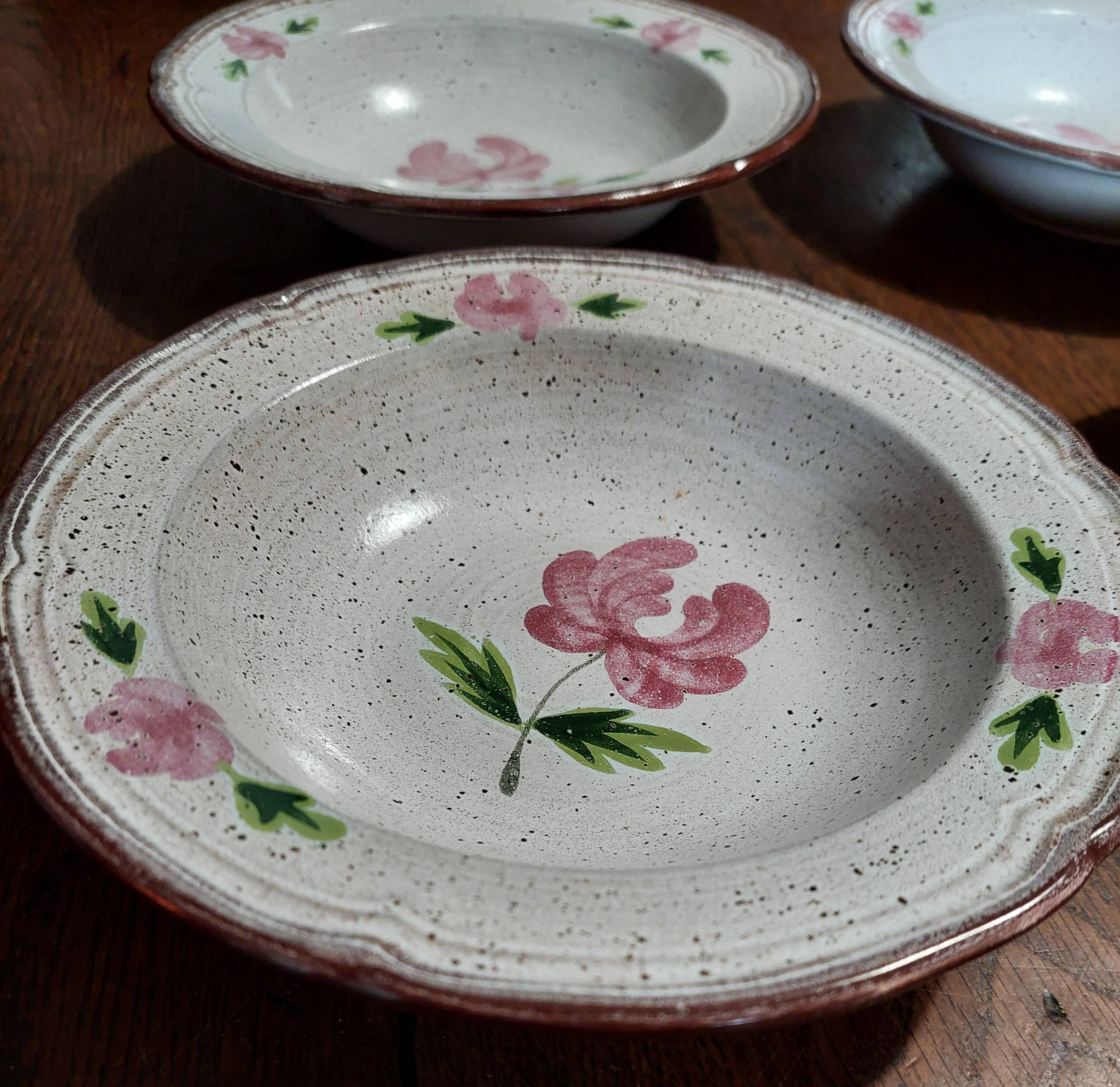 Deep plates series of six Niderviller stoneware, 20th century Cassandre decoration