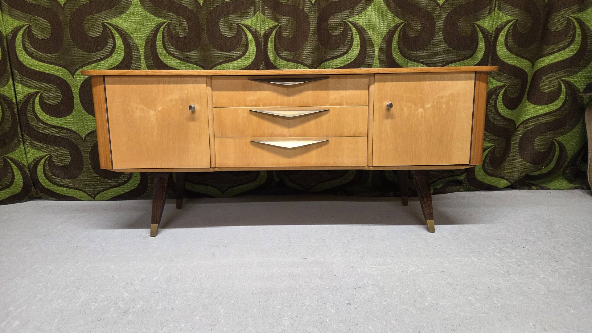 Vintage low enfilade from the 50s/60s – sculptural handles & tapered legs
