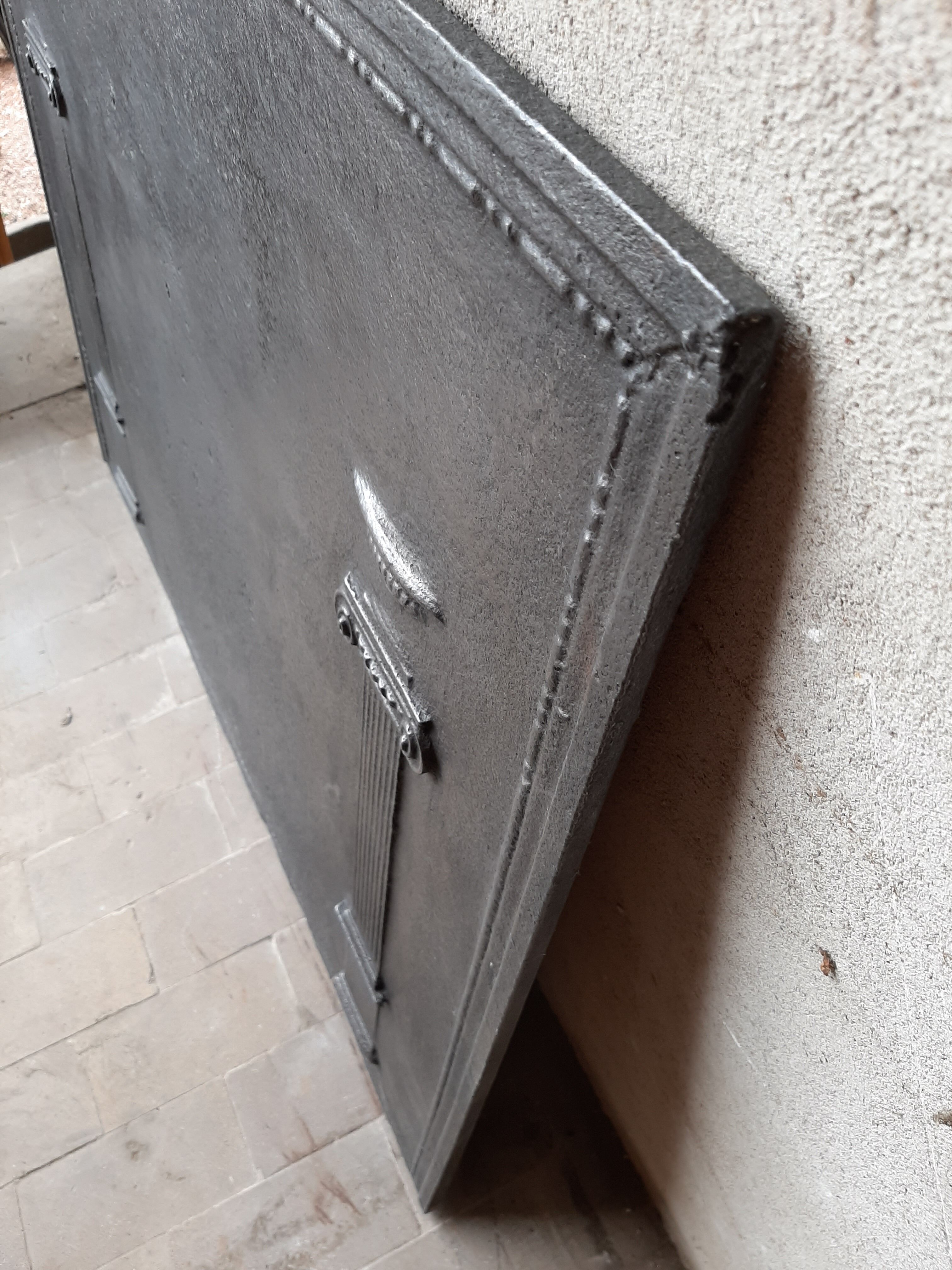 Font chimney plate with Medici column