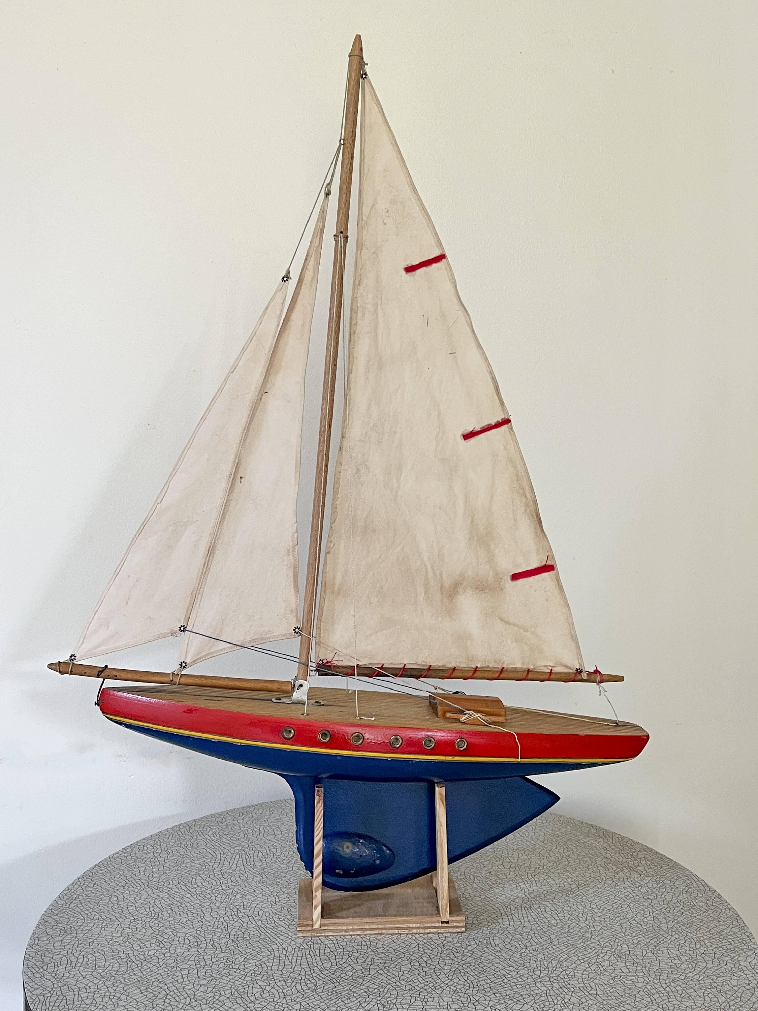 Grand voilier de bassin en bois Tirot 503, jouet ancien