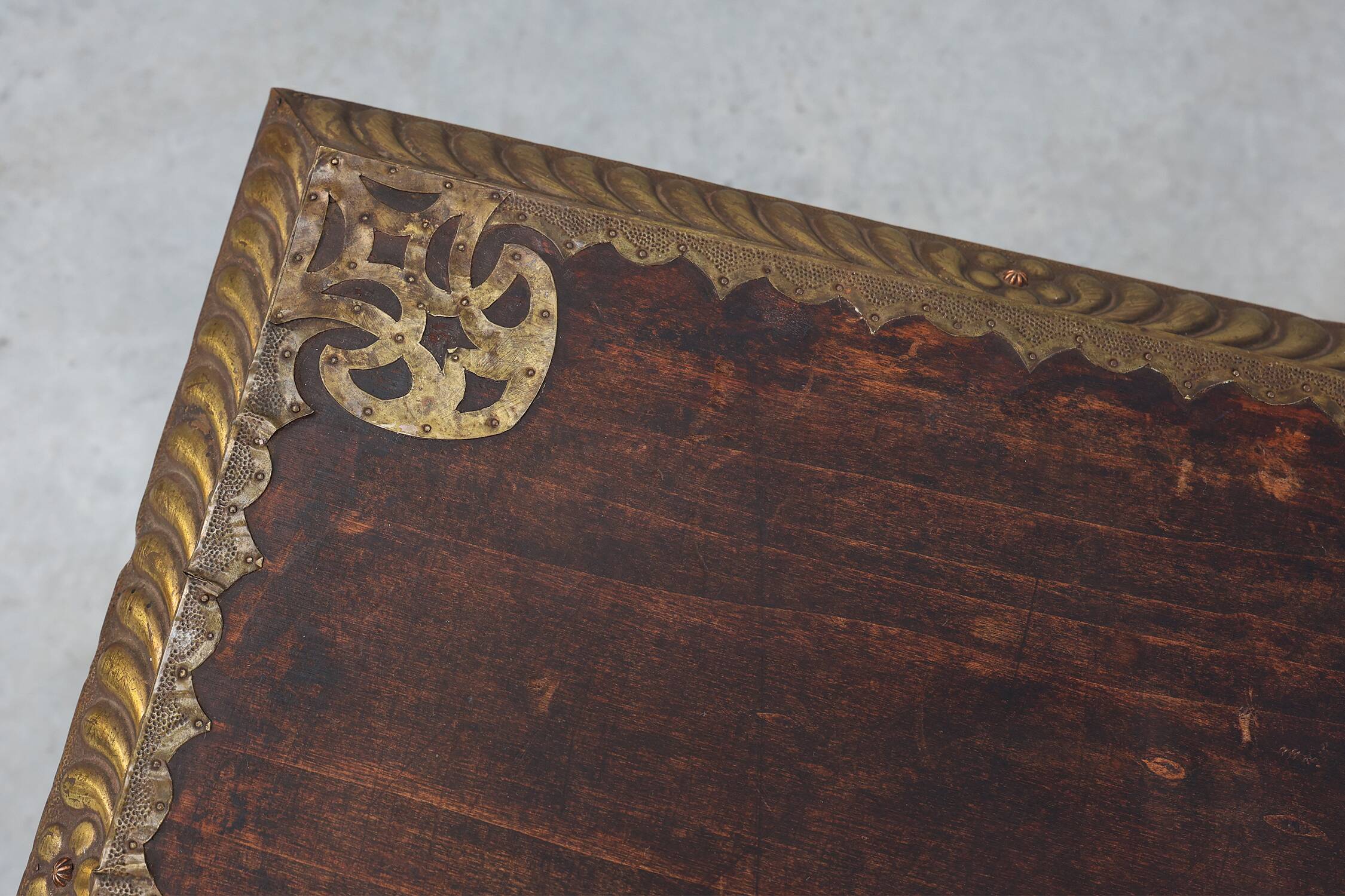 Table d'appoint Arts & Crafts en chêne et cuivre, Royaume-Uni vers 1910