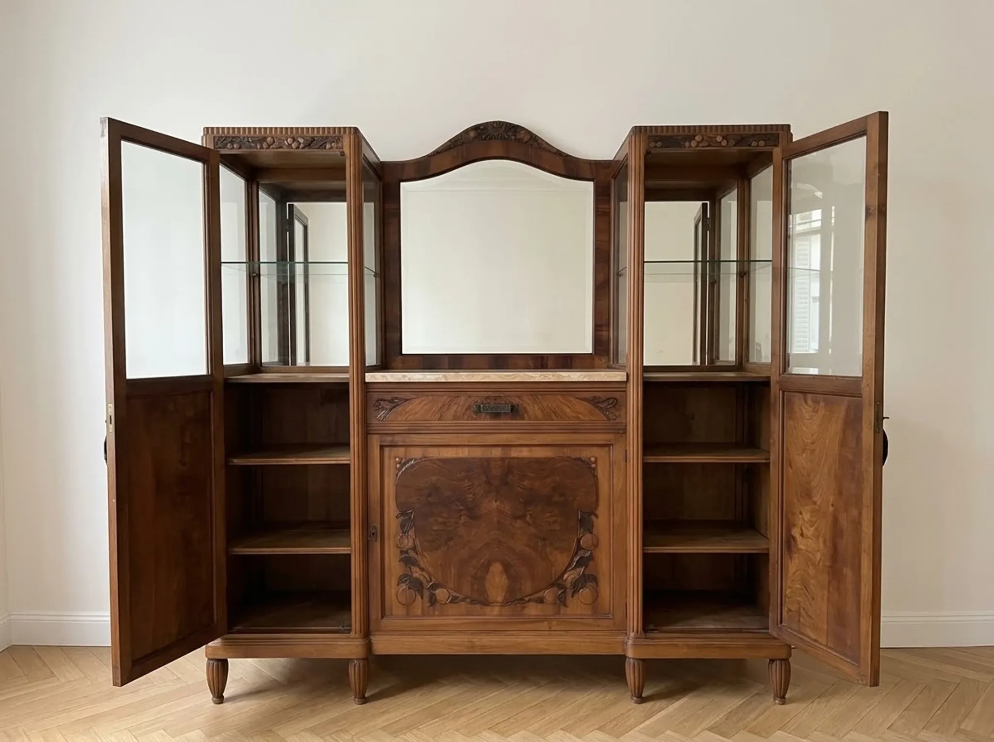 Art Deco display cabinet in walnut and burl, marble top and bevelled mirror, 1930s.