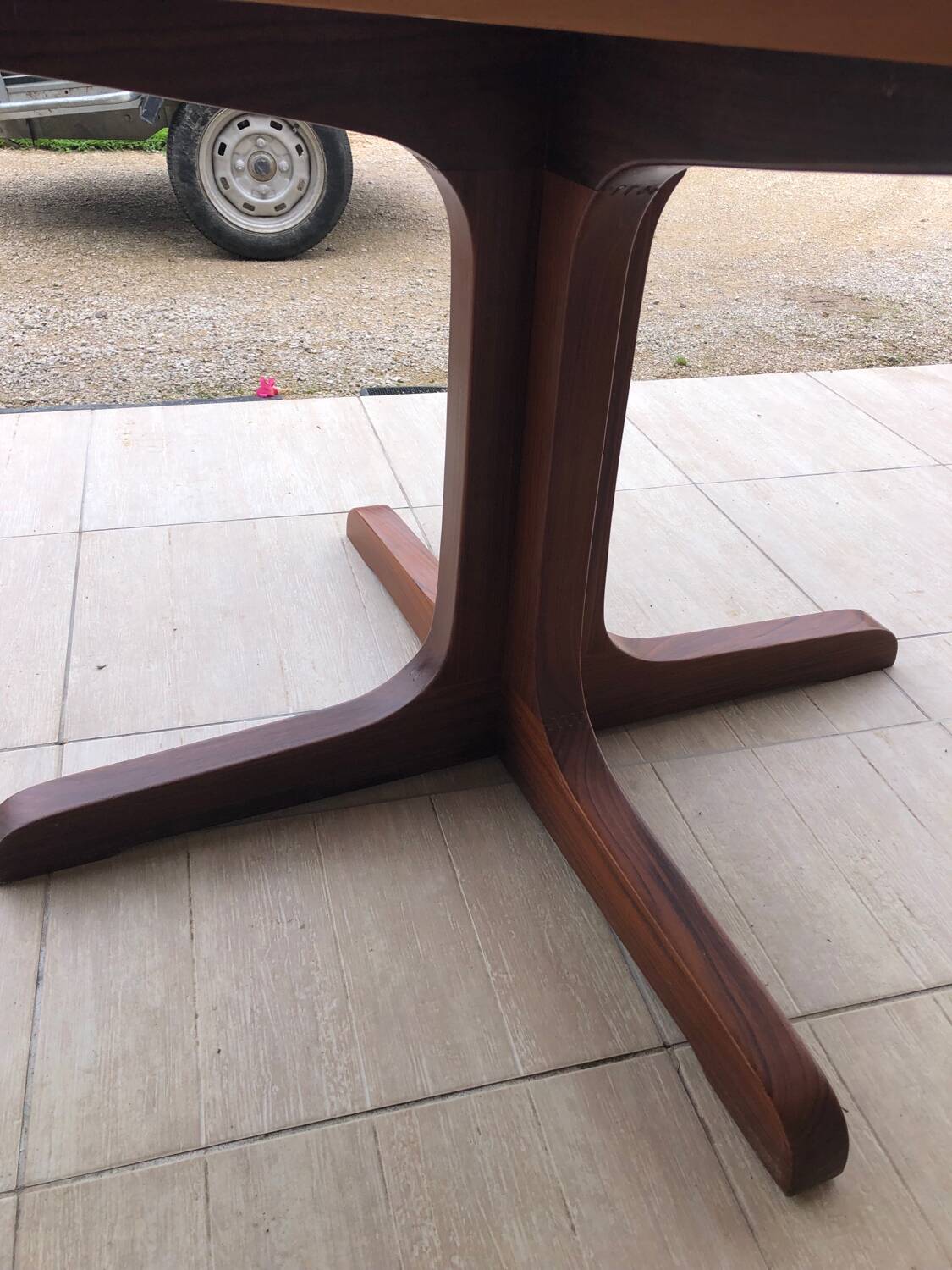 Baumann extendable round table