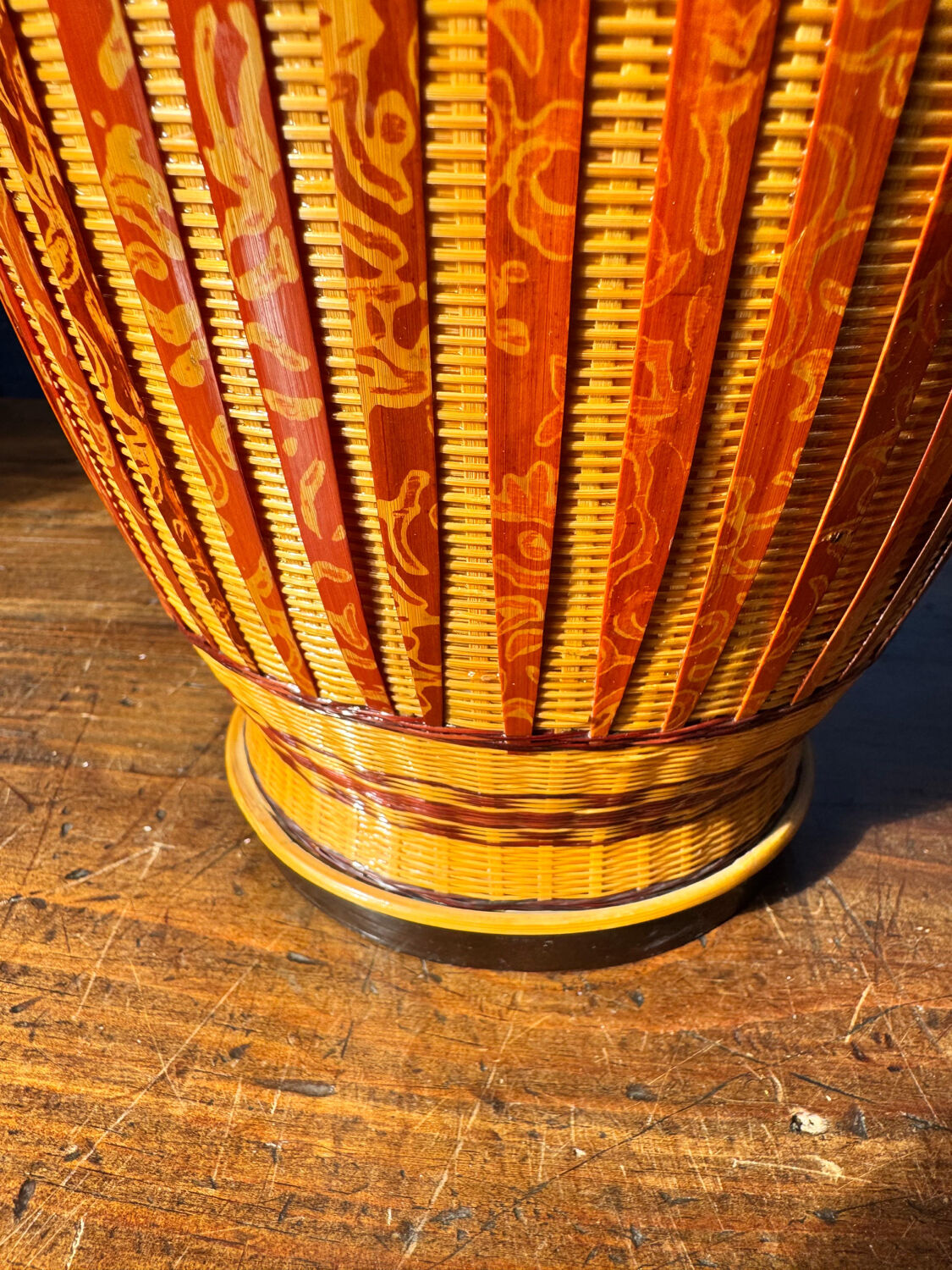 Grand vase vintage en porcelaine, rotin et bambou tressé