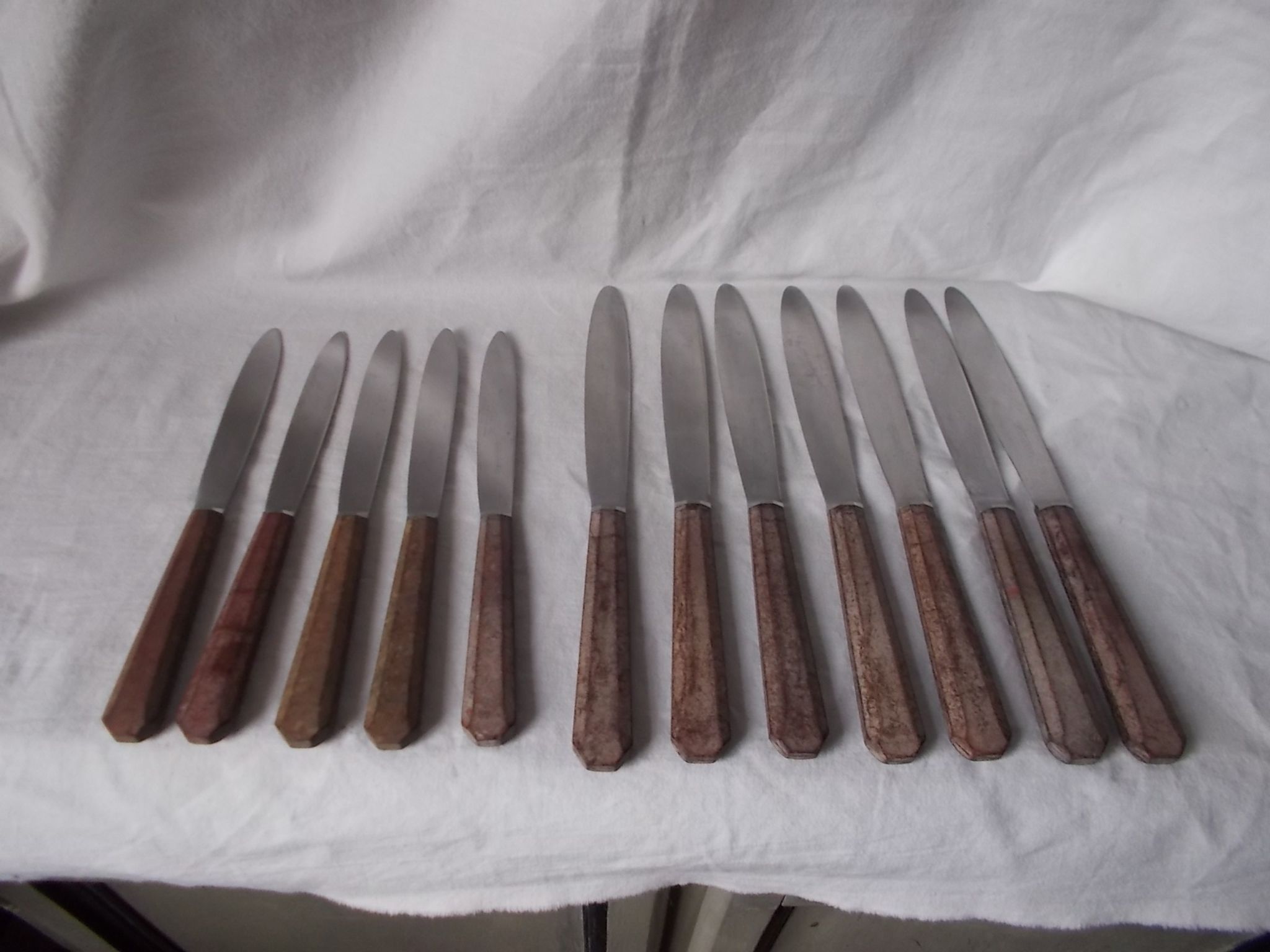 Set of knives with brown Bakelite handles.