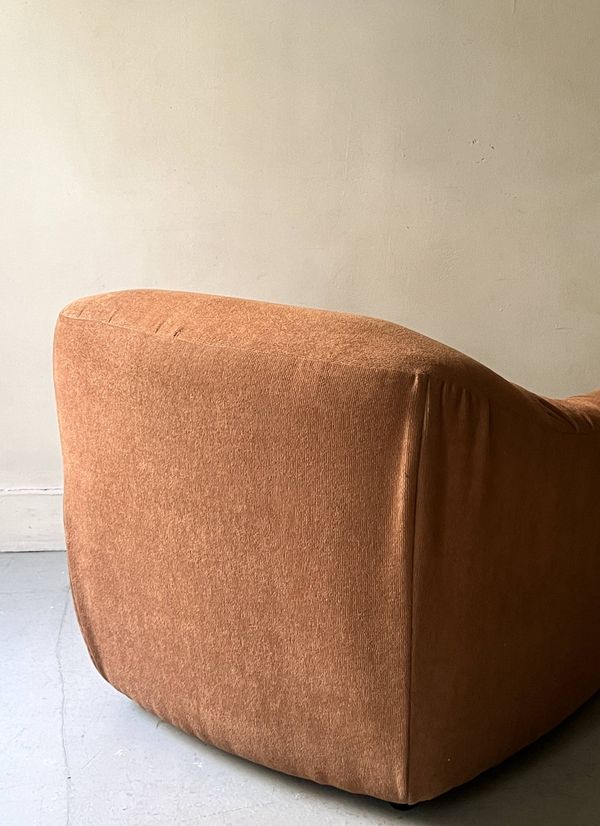 Fauteuil en velours saumon orangé, Steiner Paris France 1970
