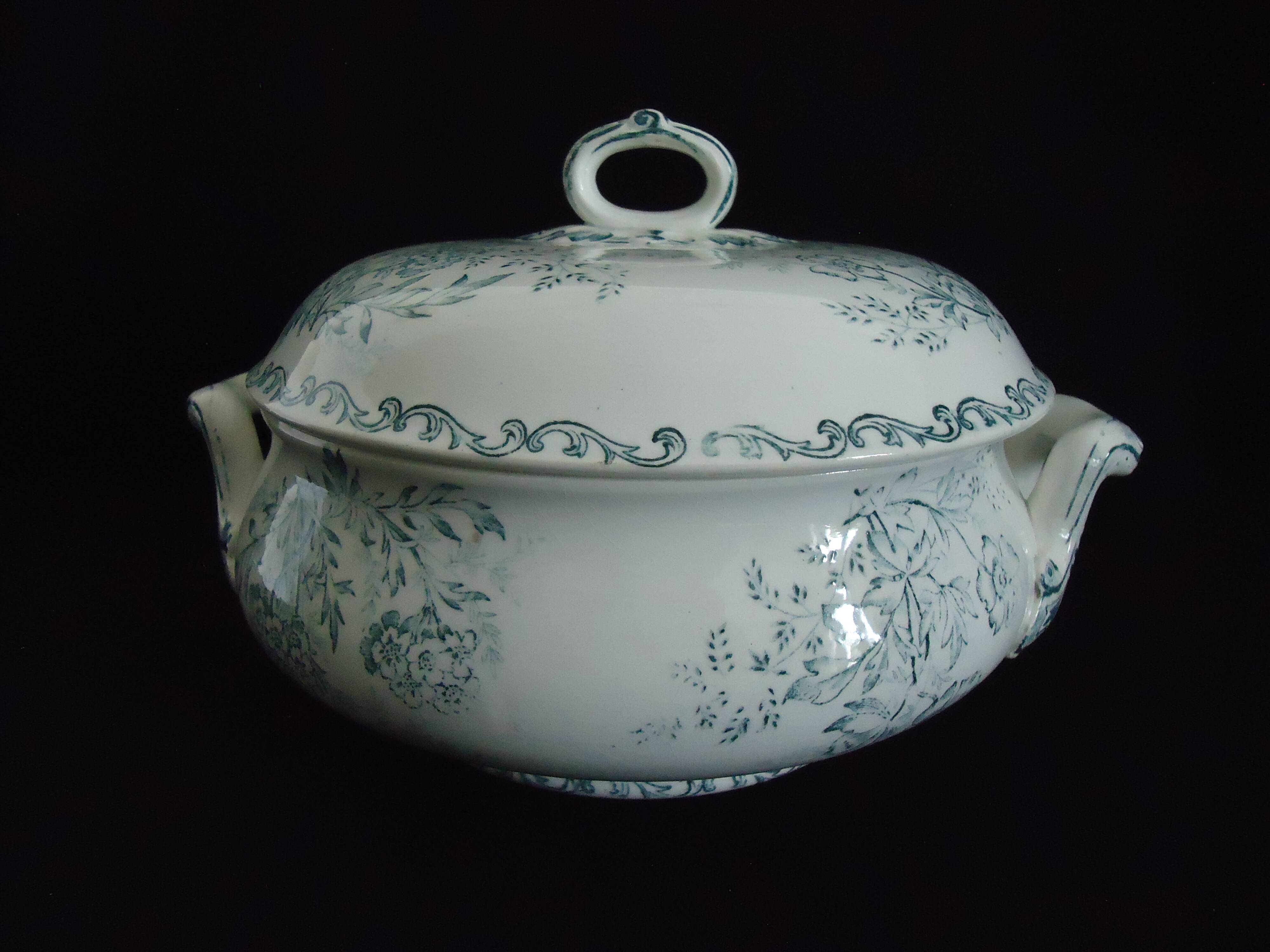 Sarreguemines vegetable soup tureen, “l’epargne toulouse”, eglantine model