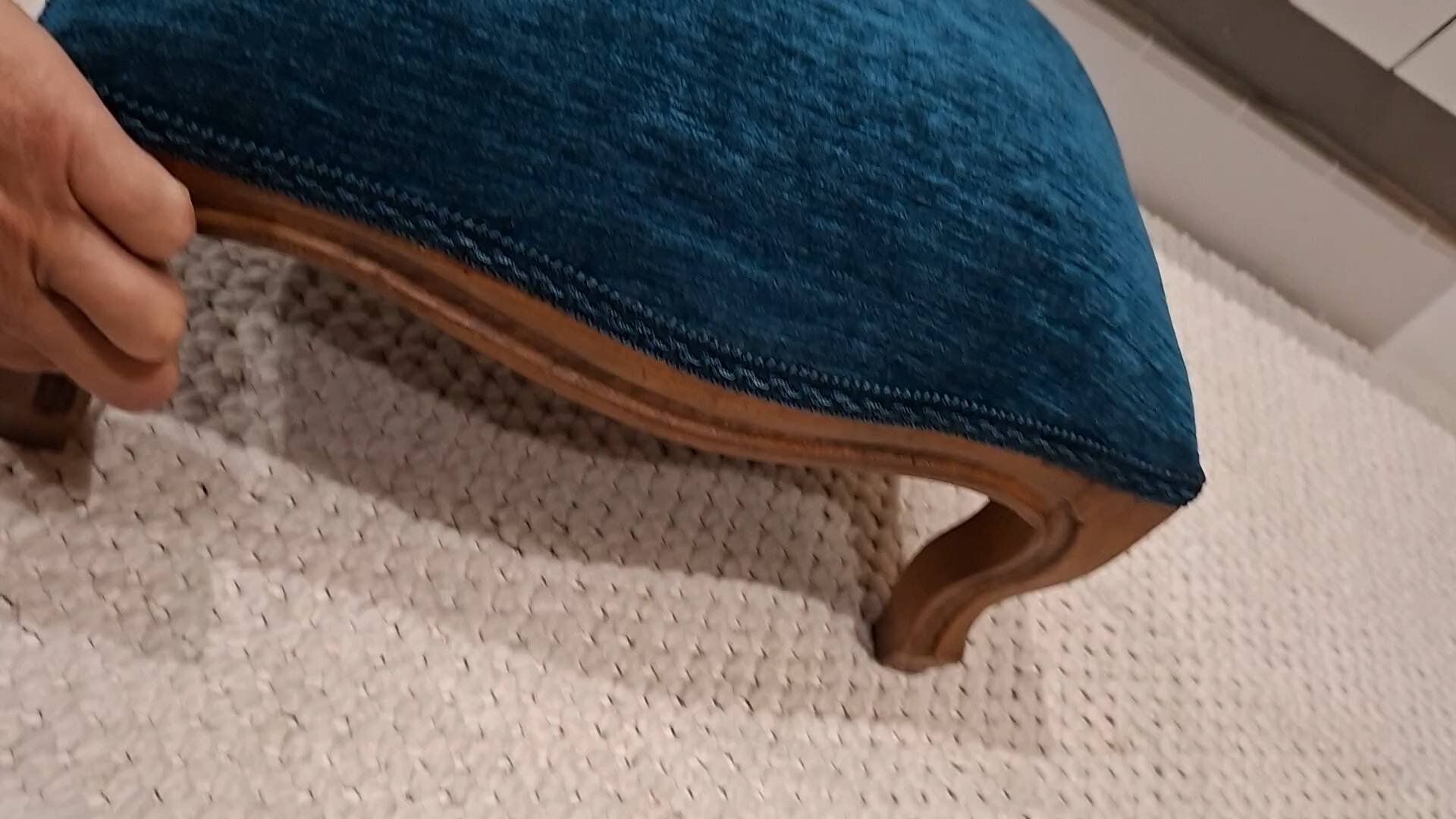 Repose pieds Louis XV – velours bleu canard - entièrement regarn