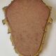 Miroir classique de style Baroque/Louis XV. En bois patiné vieil or. Décor motifs  Palmette/Volutes/Blason. Dim 46 x 27 cm