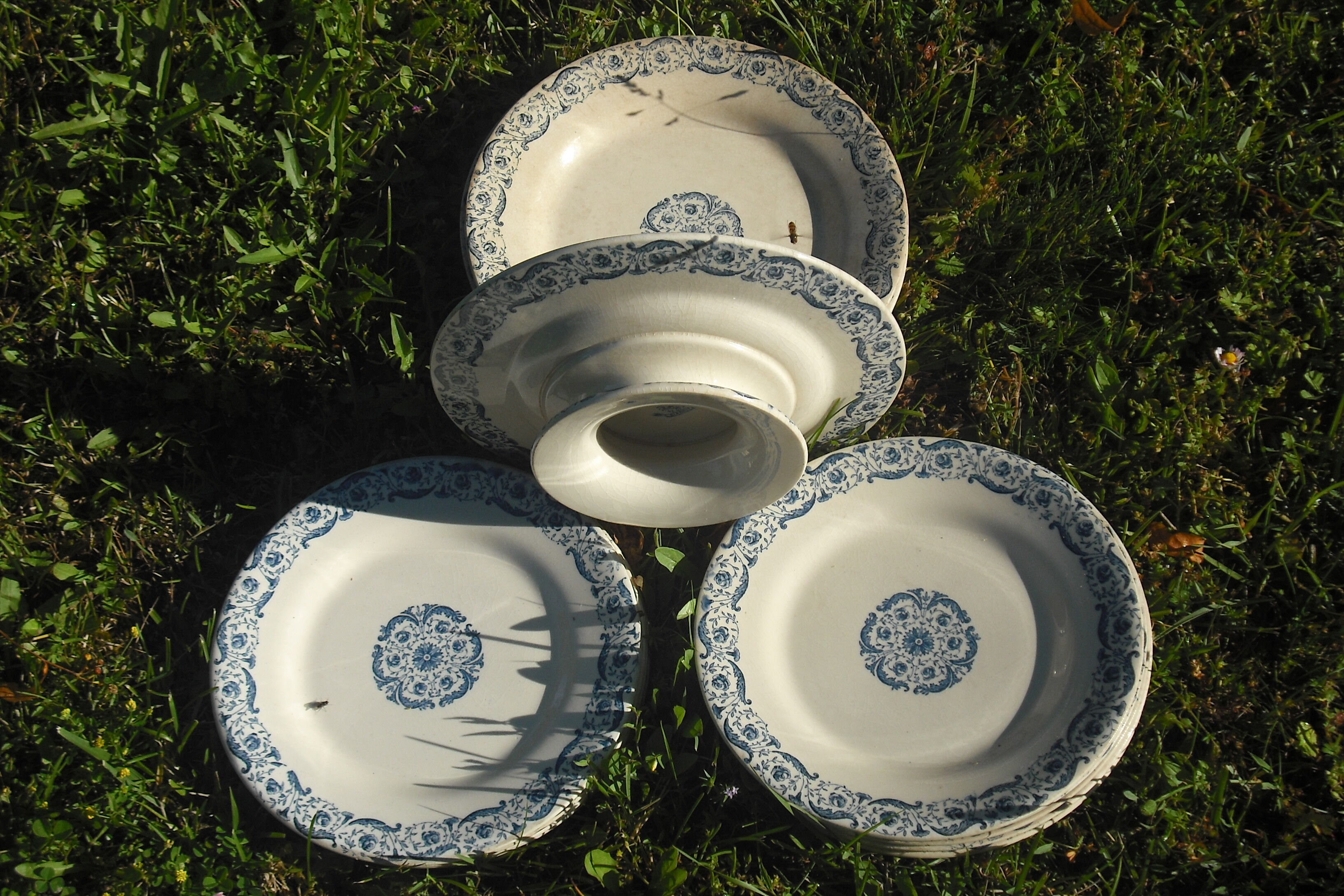 15 Gien porcelain plates and 1 cake dish on foot
