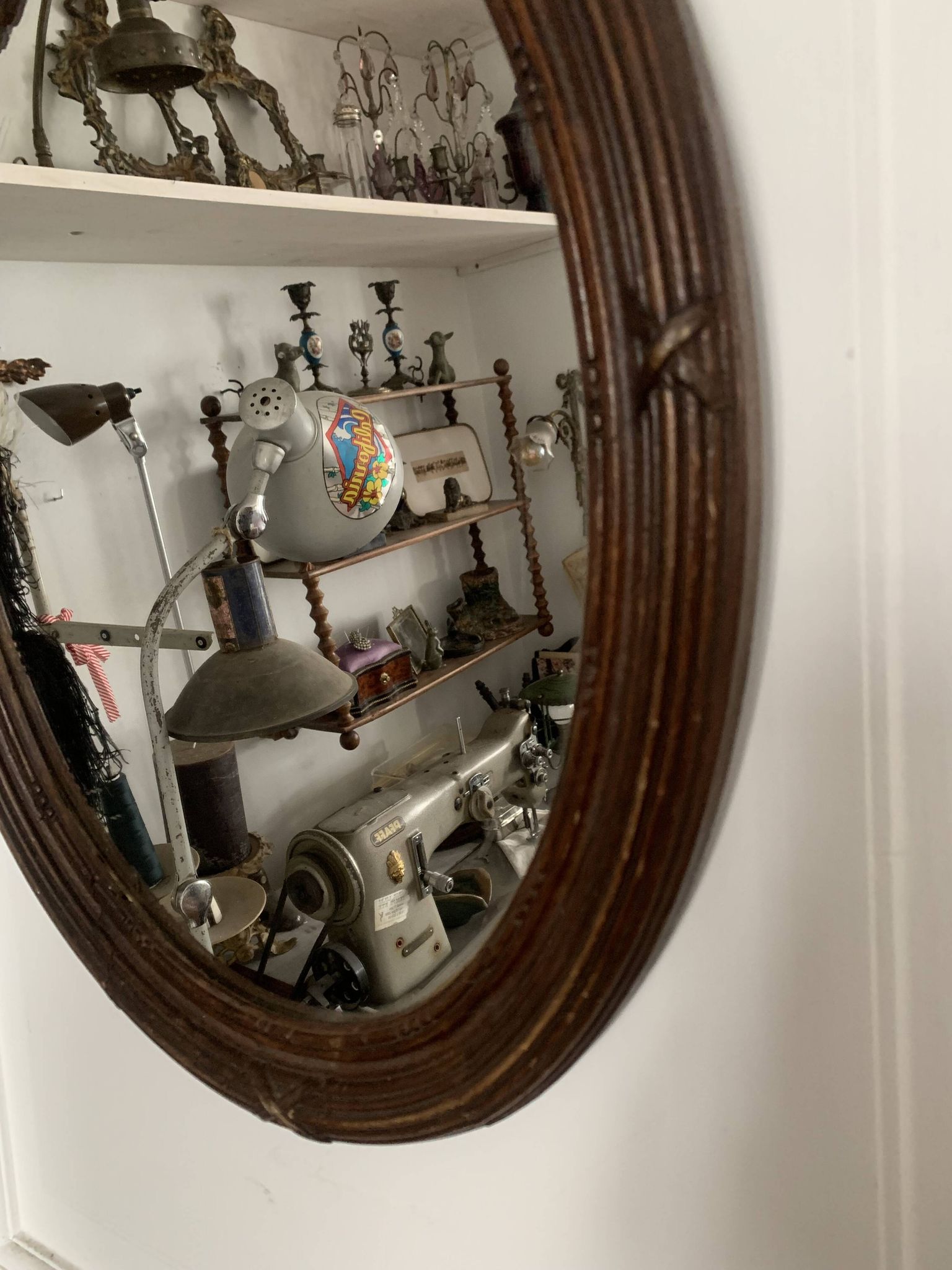Antique oval mirror in carved wood and Louis XVI style knot