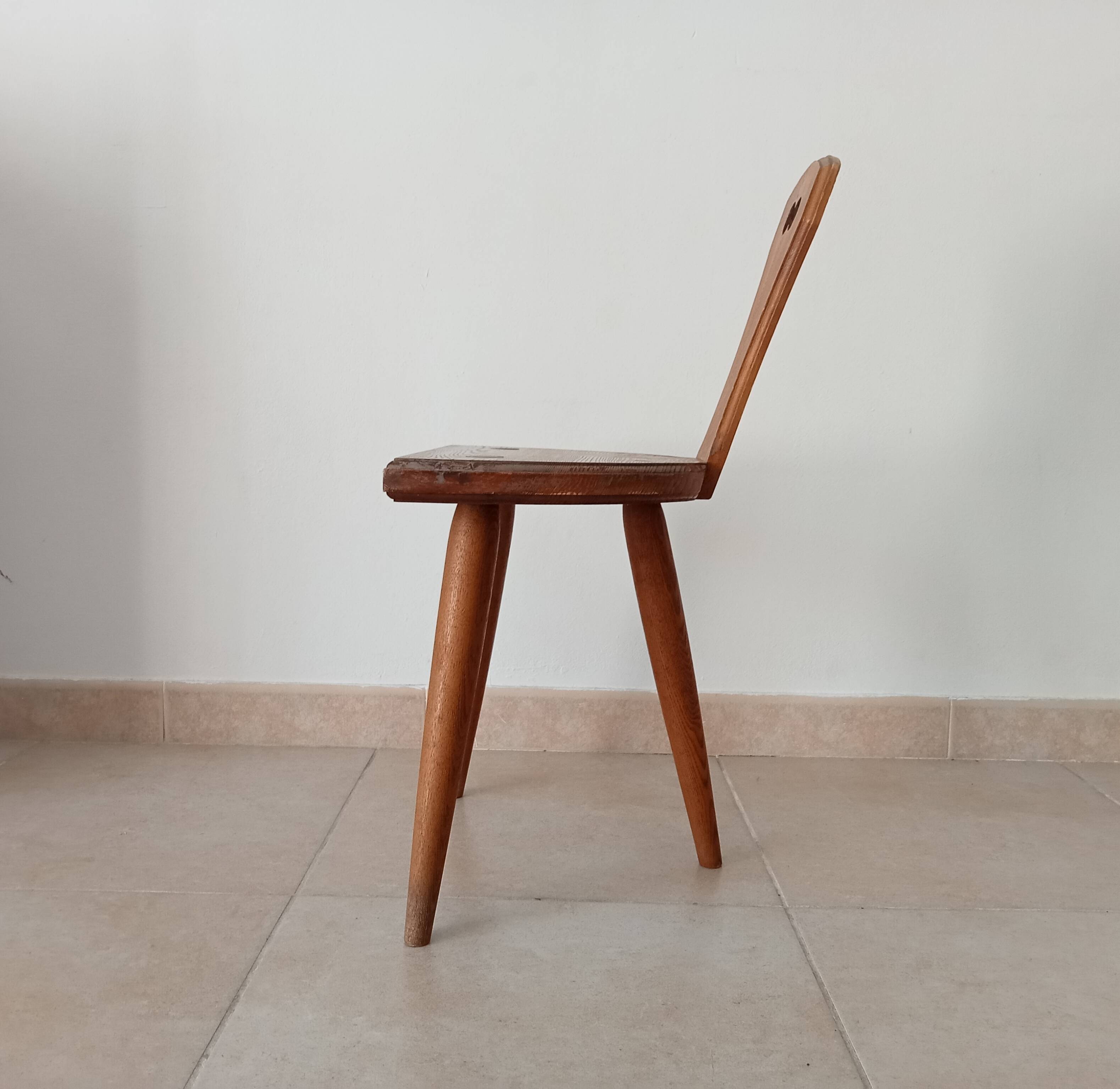 Low brutalist tripod chair in solid oak from the 1960s.