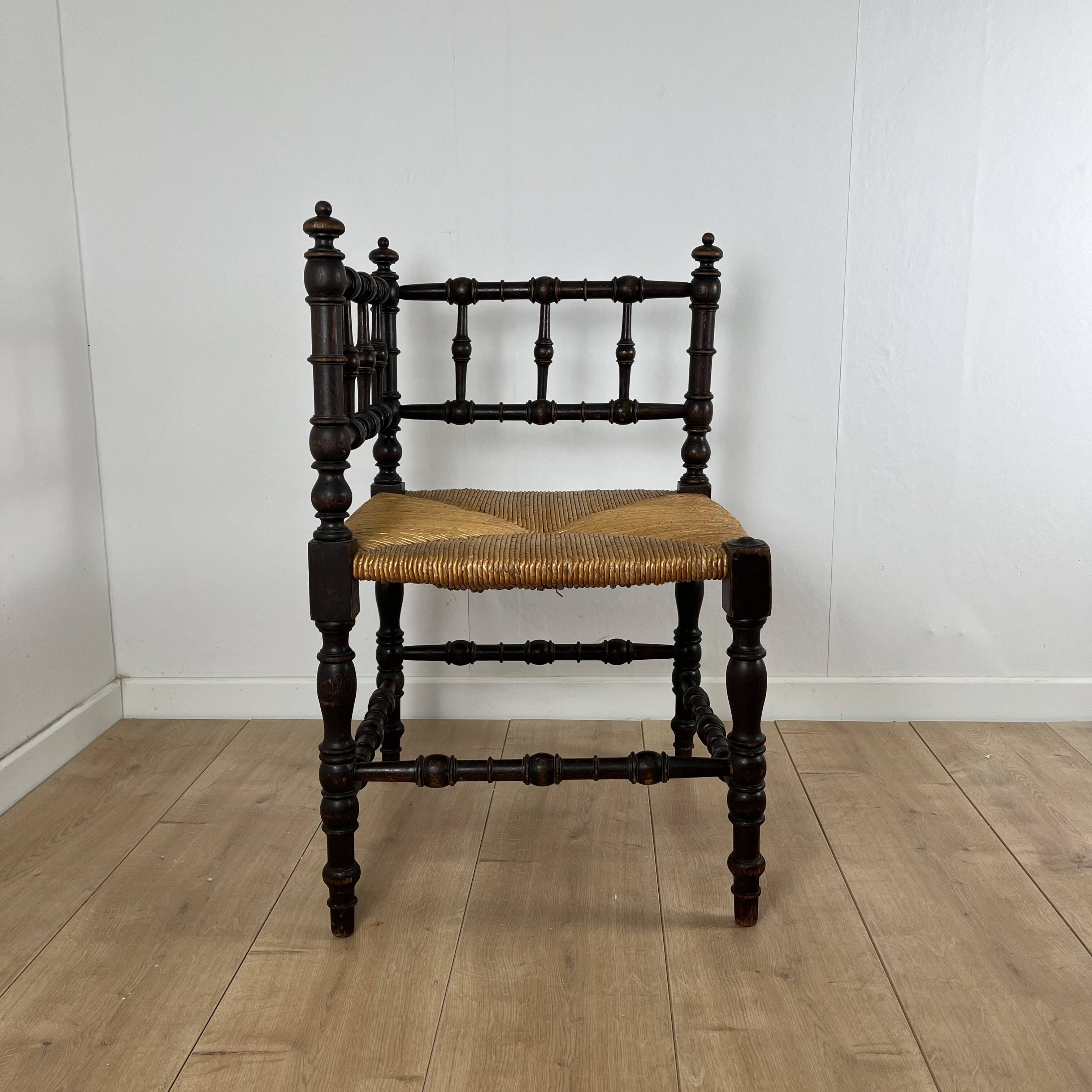 Corner chair in carved wood and straw, late 19th century.