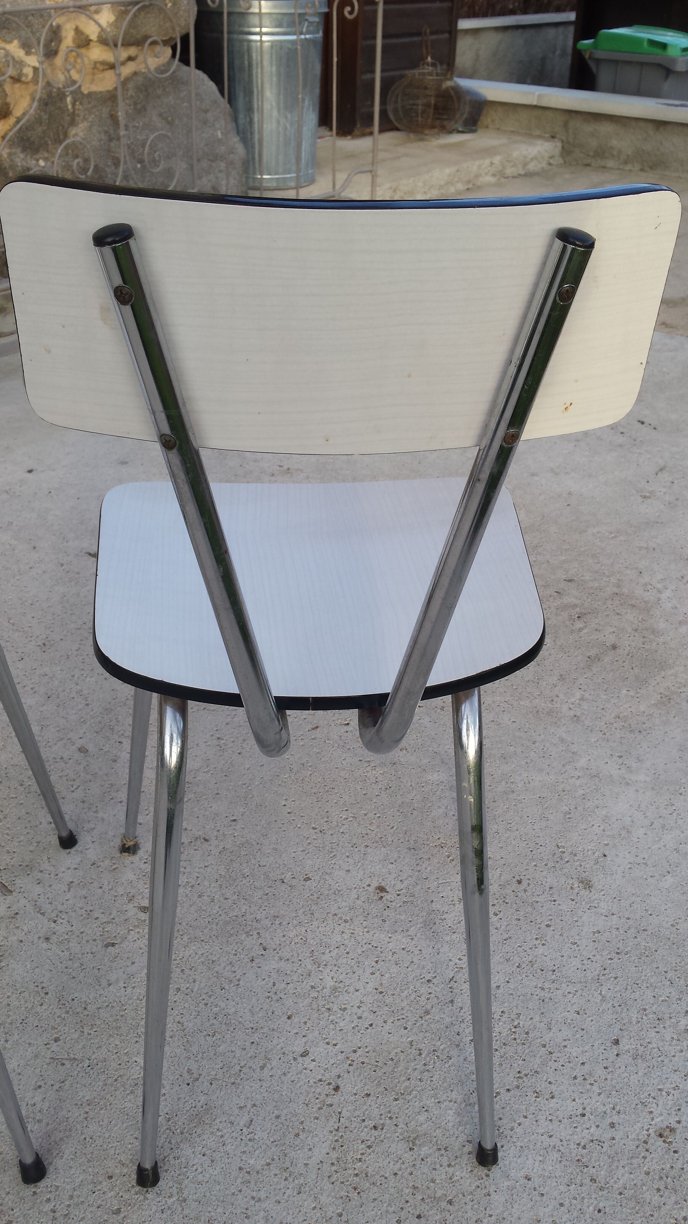 Table and 4 chairs in white formica