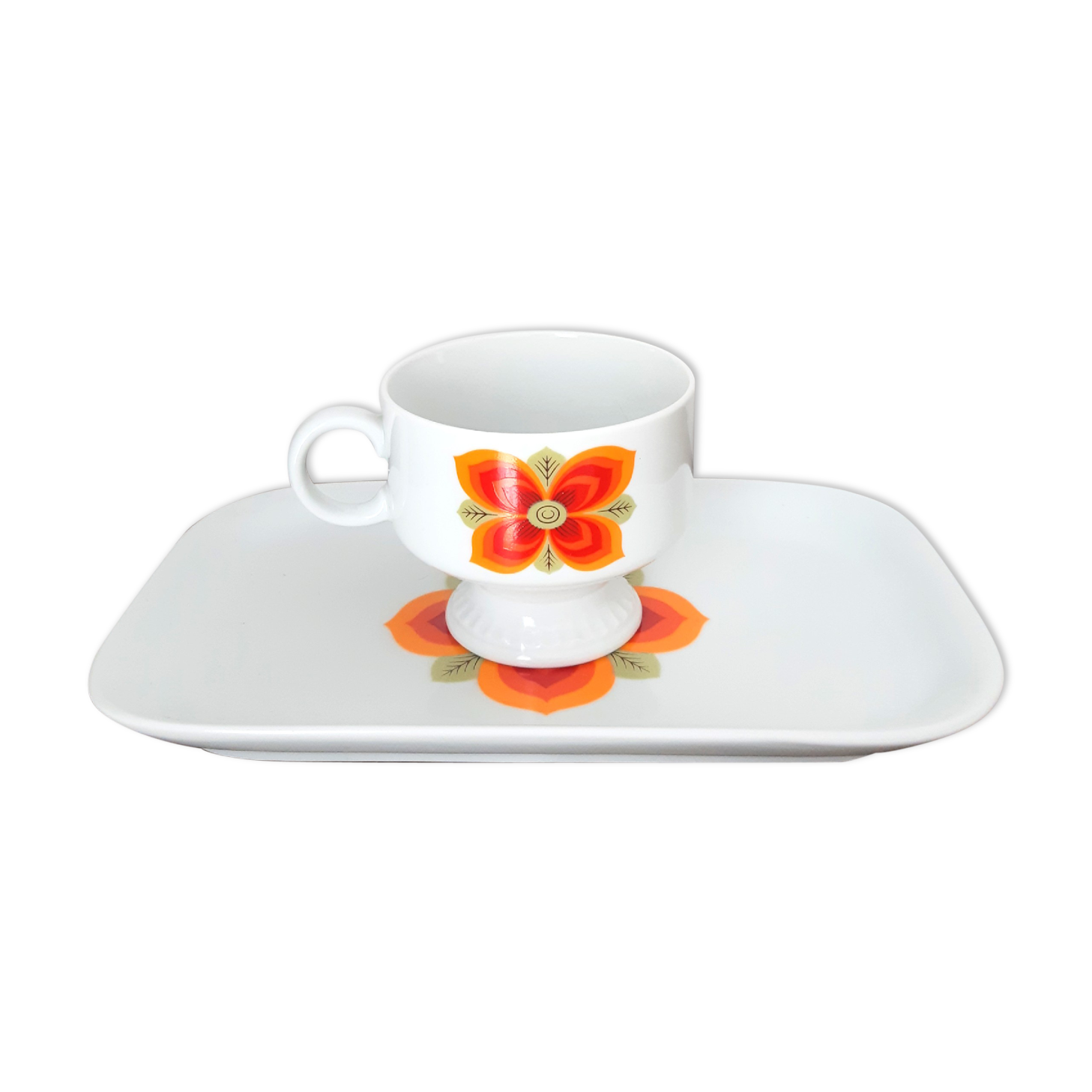 Small dish and its 70s cup