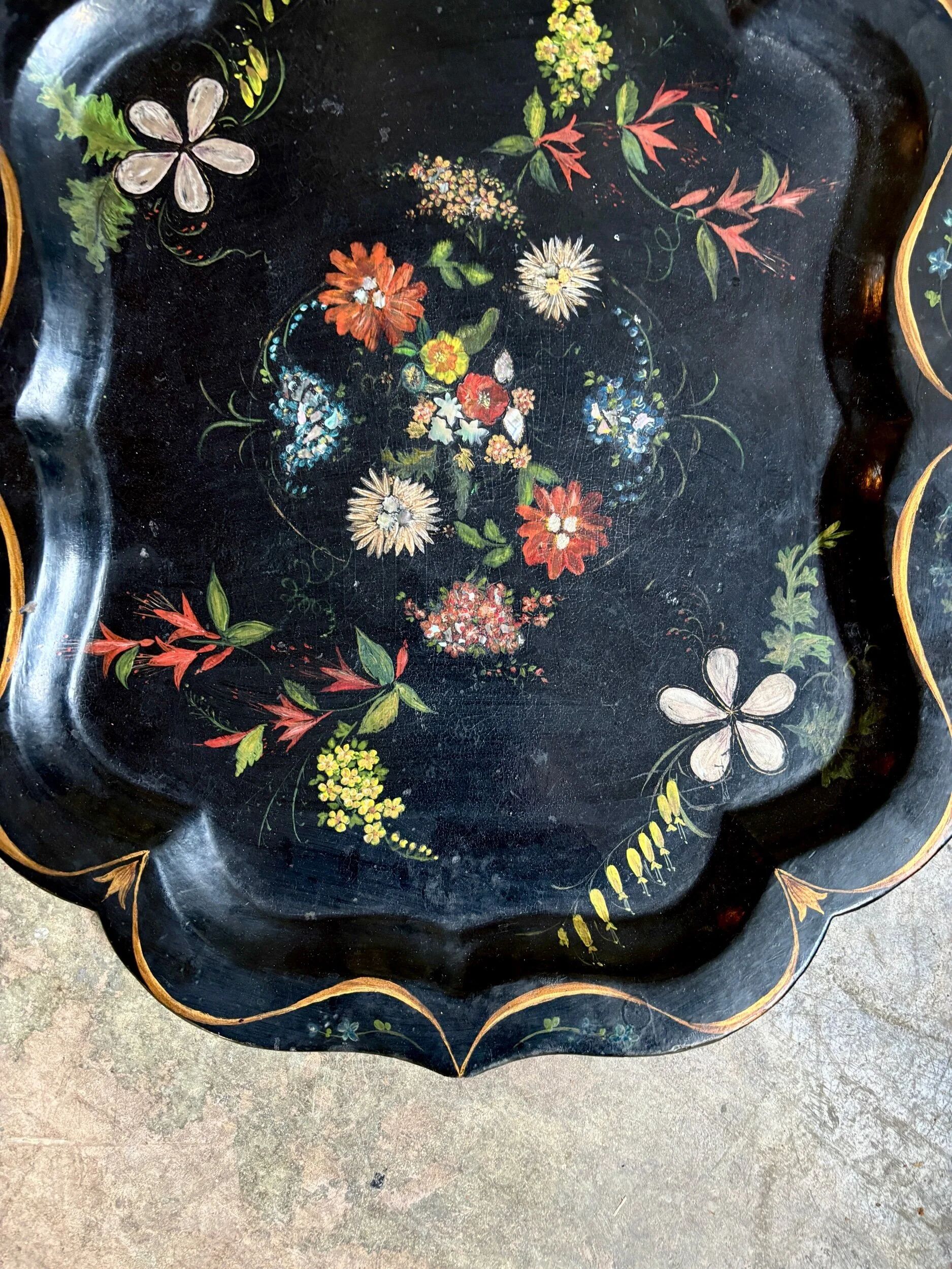 Mâché paper plateau painted and inlaid with mother-of-pearl, Napoléon III period.