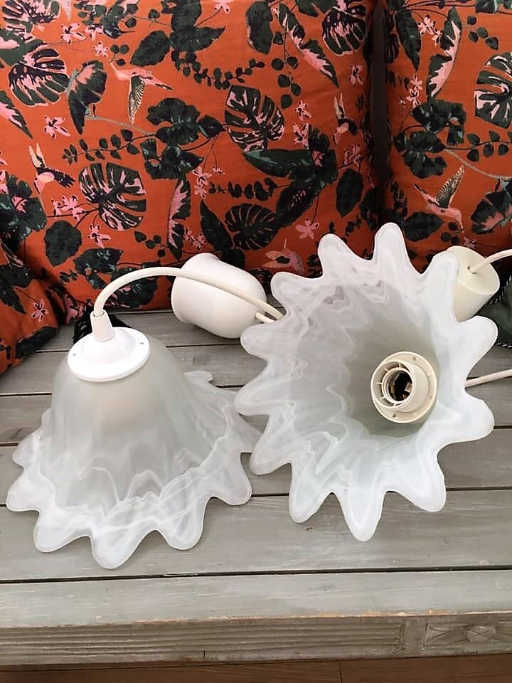 2 pendant lights with frosted glass tulips, in shades of white