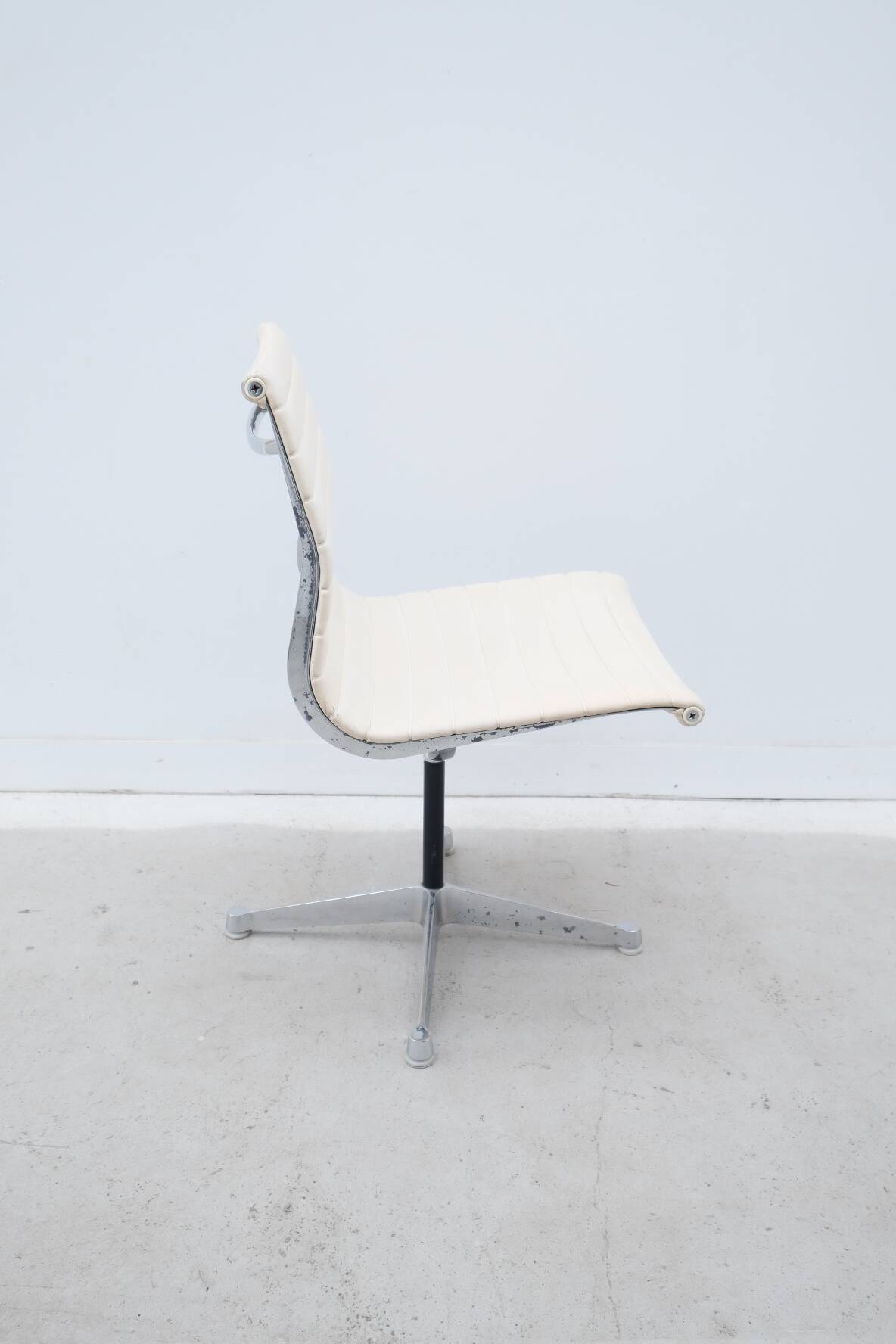 Charles & Ray Eames "EA 105" chairs for Herman Miller in leather, 1970