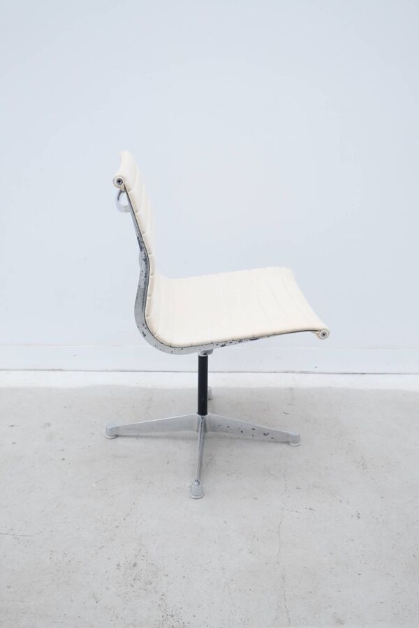 Chaises « ea 105 » de charles & ray eames pour herman miller en cuir, 1970