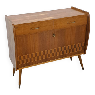 Meuble avec placage en bois à carreaux et poignées et pieds en laiton.