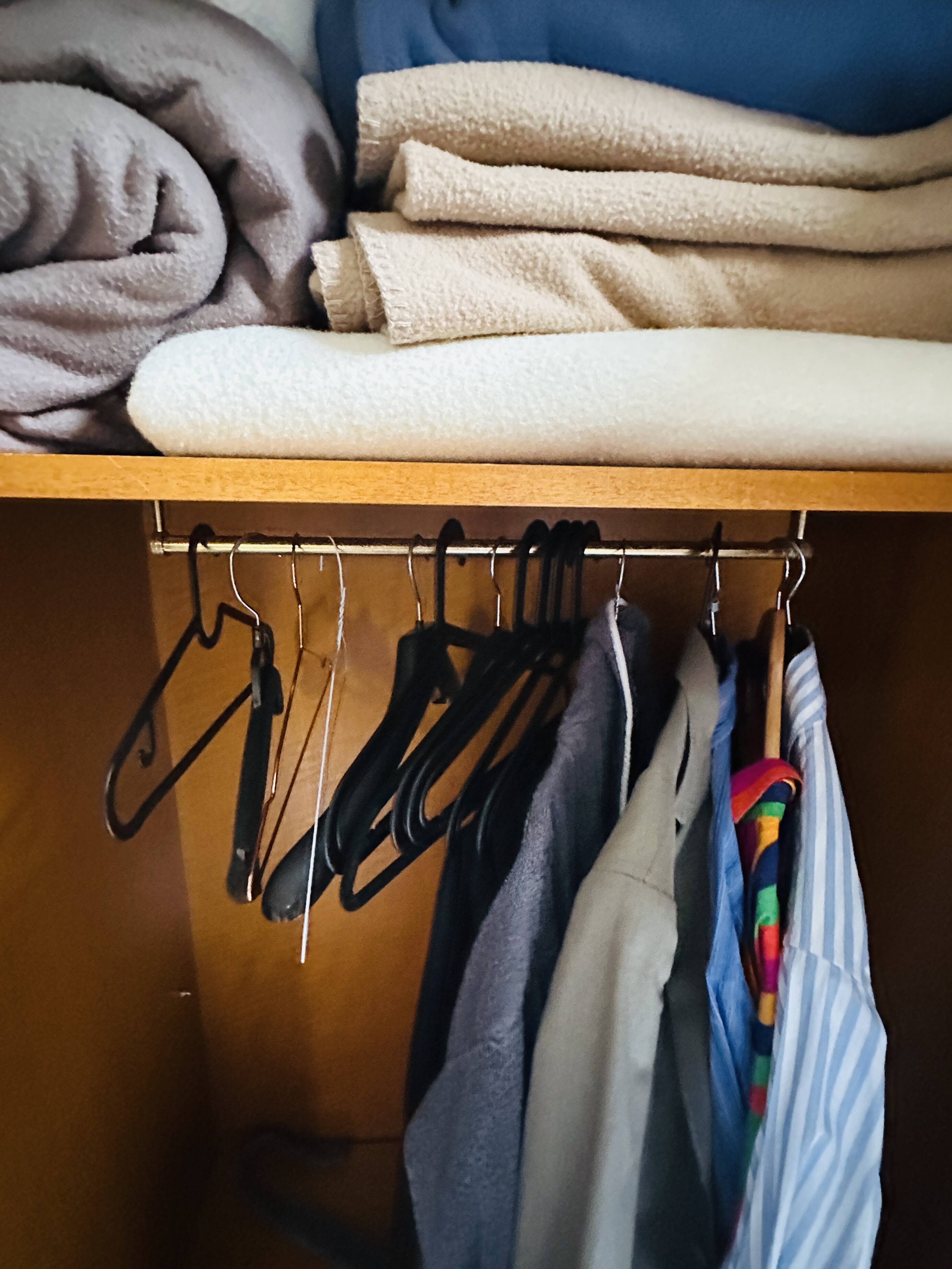 Armoire avec porte miroir en merisier Ebeniste