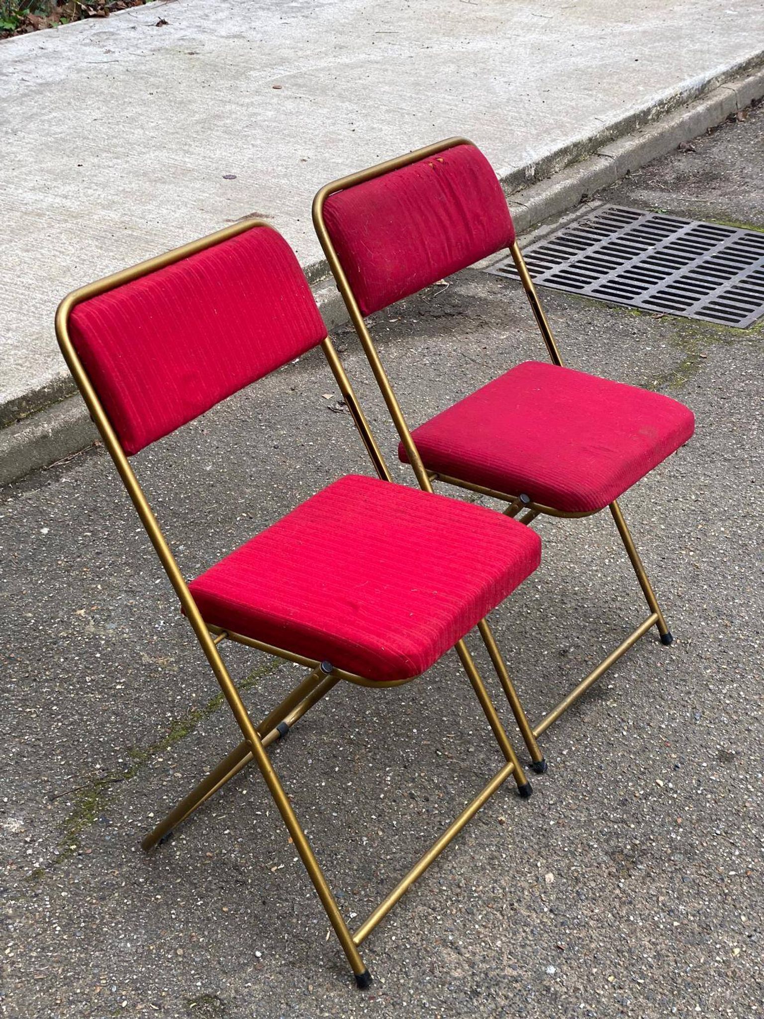 2 folding opera chairs Lafuma France 1970 in gold and burgundy.
