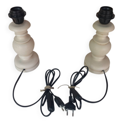 Paire de pieds de lampe patinés blanc cassé