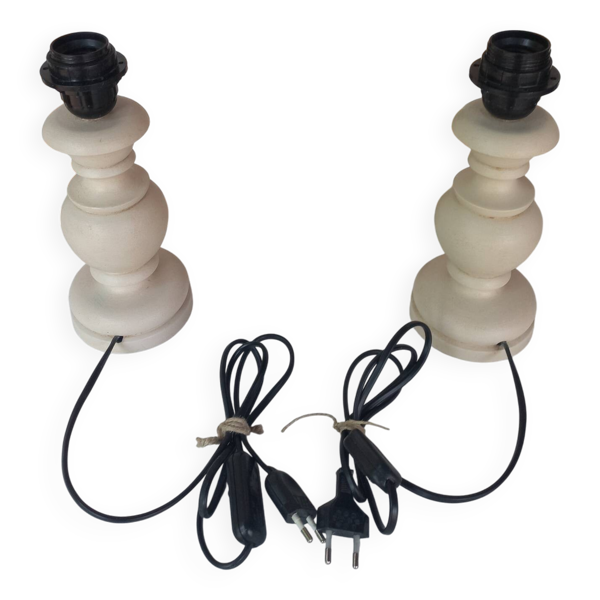 Paire de pieds de lampe patinés blanc cassé