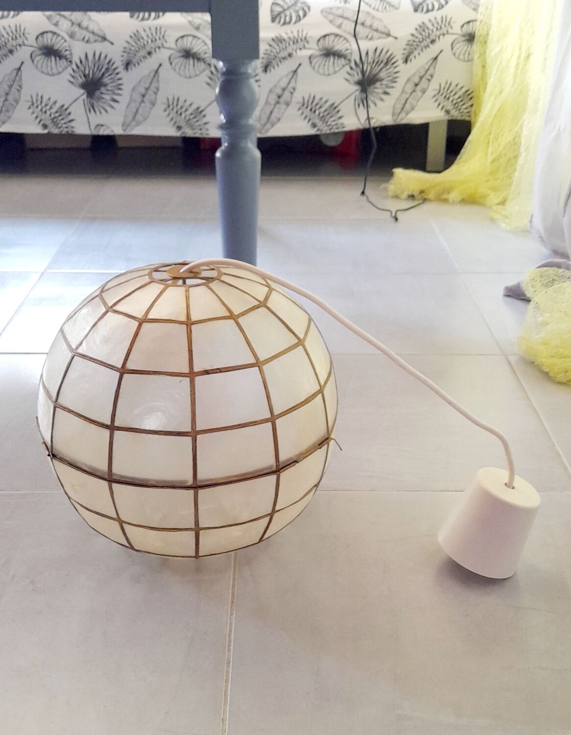 Suspension boule nacre et laiton 70s