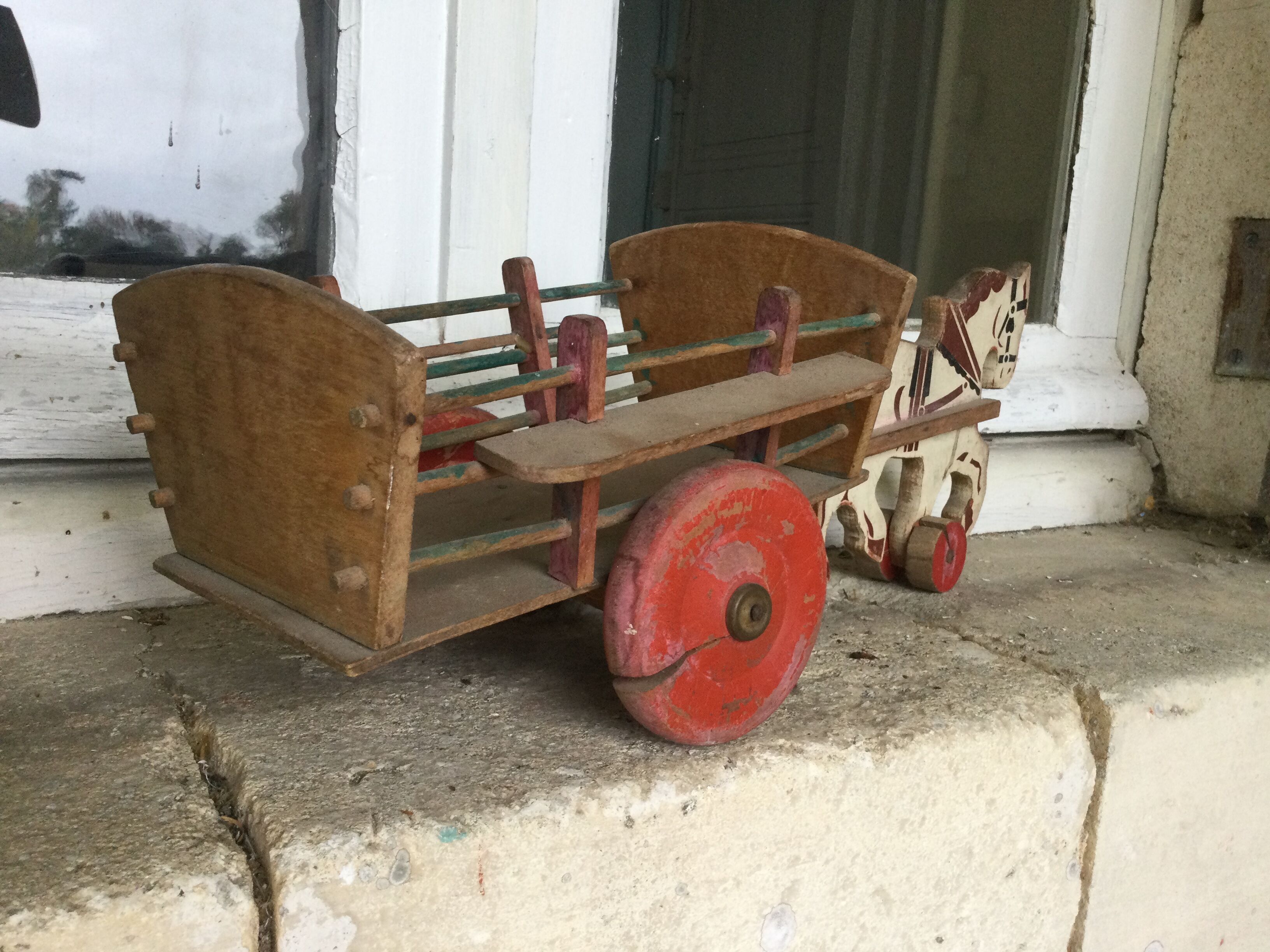 Cheval avec chariot ancien en bois