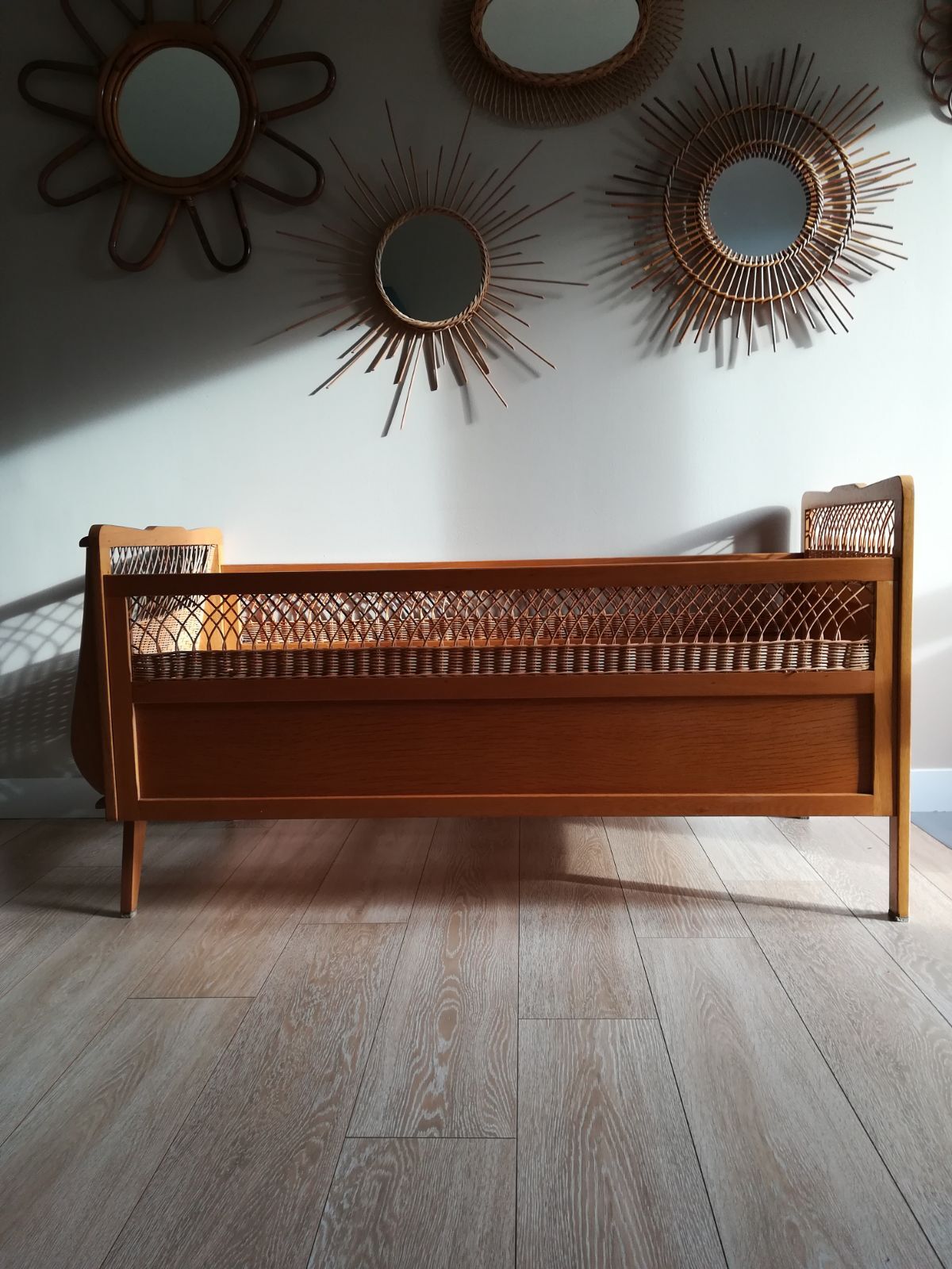 Lit bébé en bois et rotin vintage