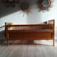 Lit bébé en bois et rotin vintage