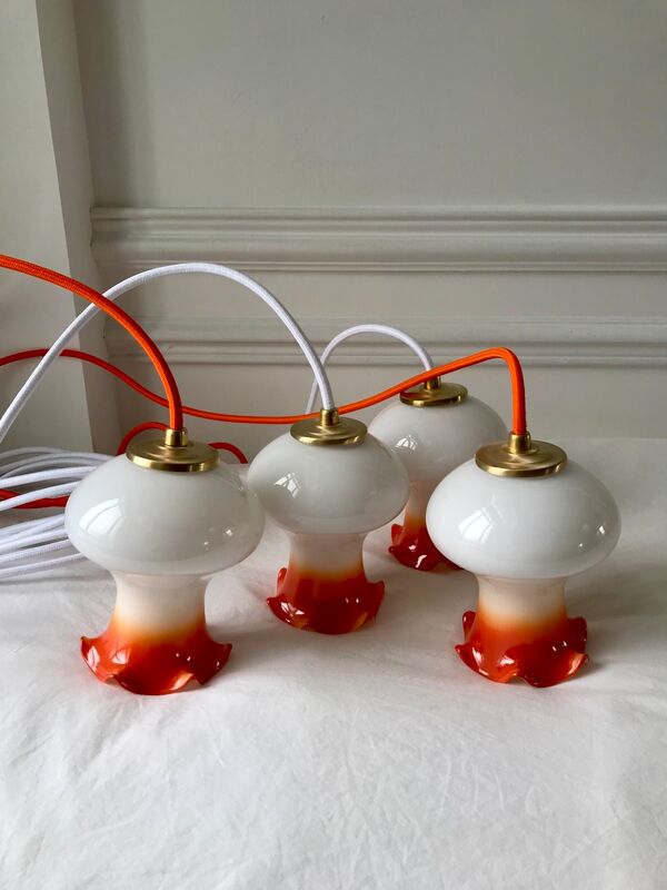 Paire de suspensions tulipes en opaline orange dégradé fil orange années 70