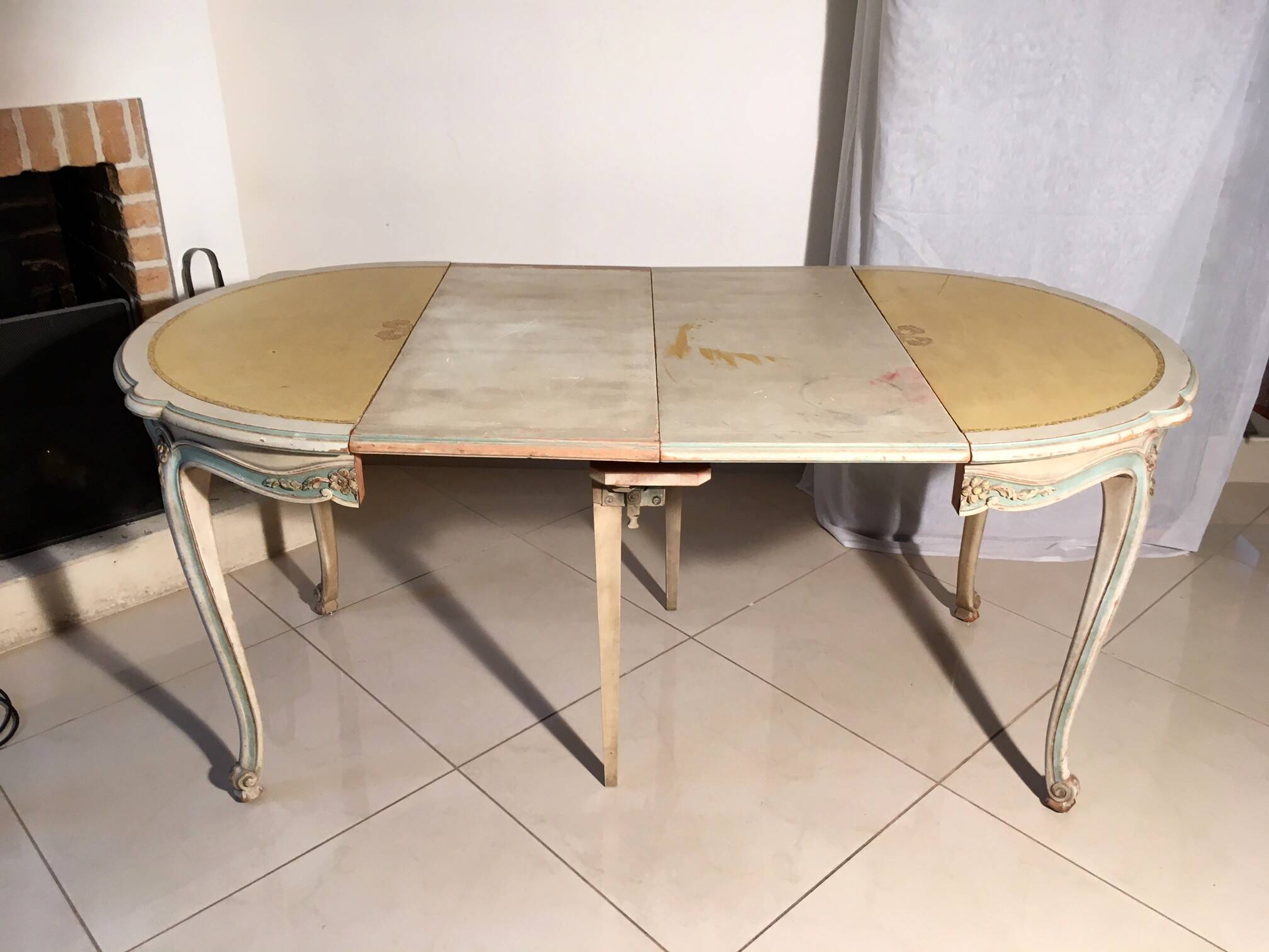 Provençal style table with its extensions