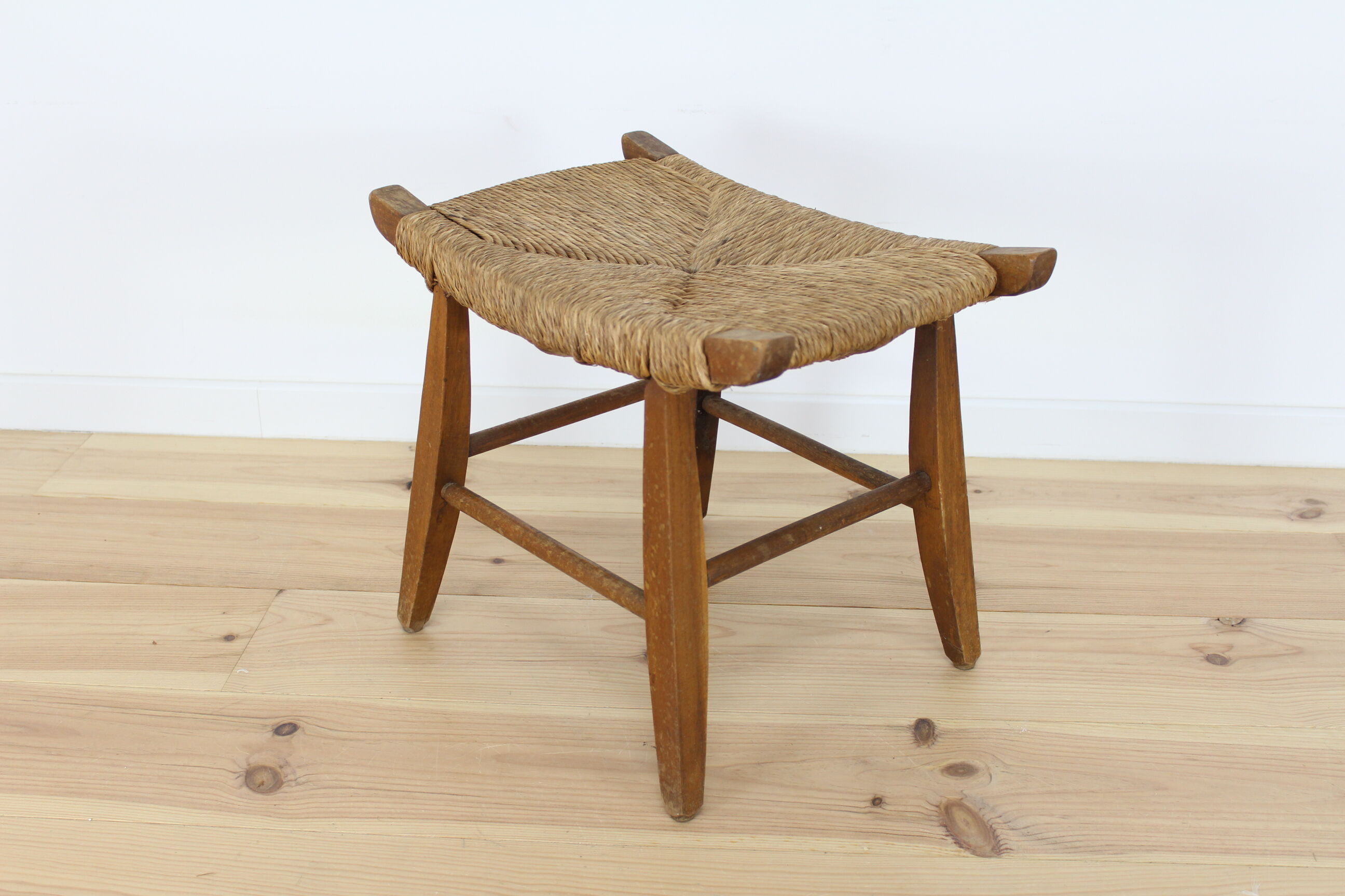 Stool straw mid-century Bull