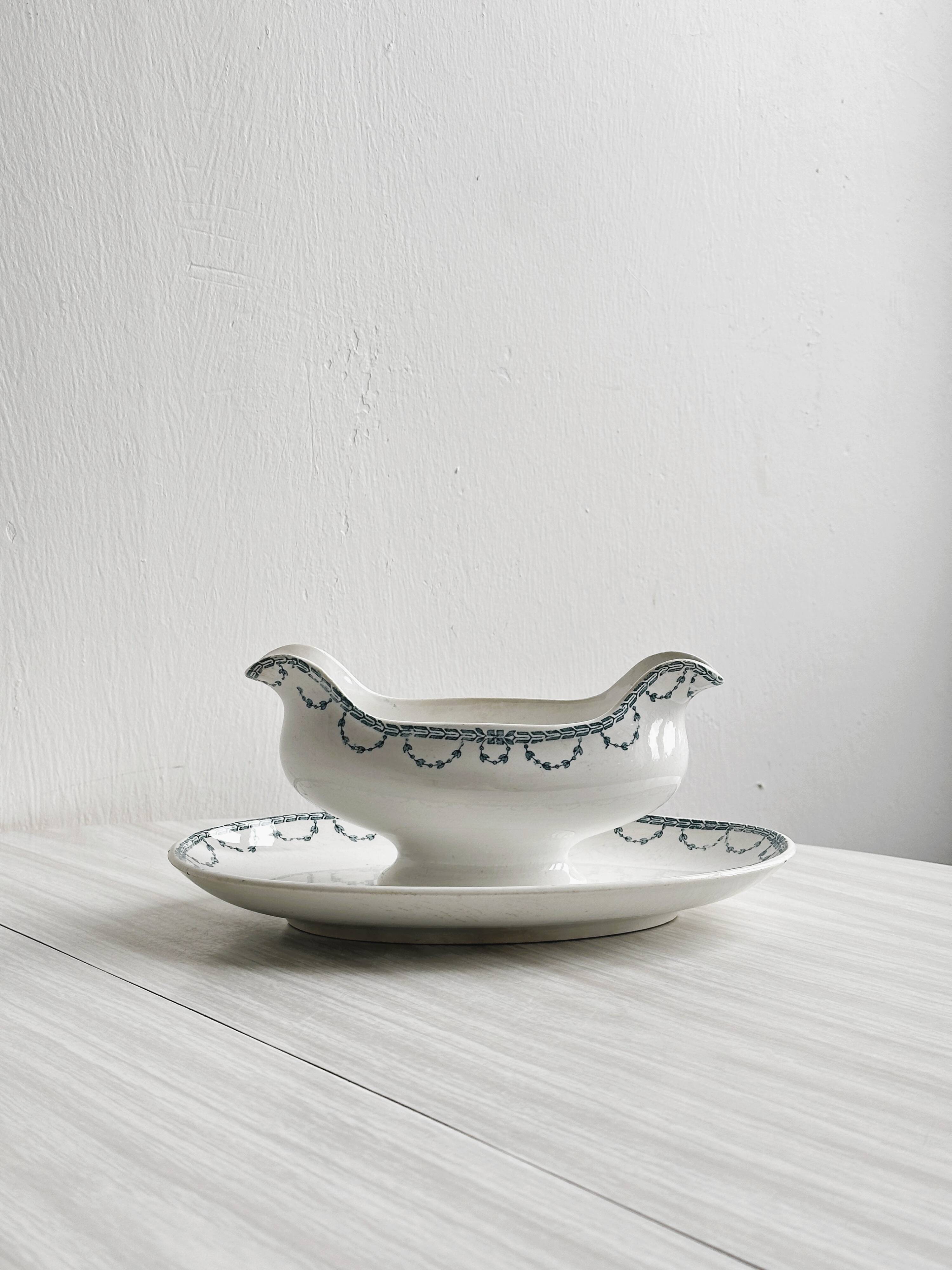Gravy boat on earthenware frame Digoin Sarreguemines Faust.